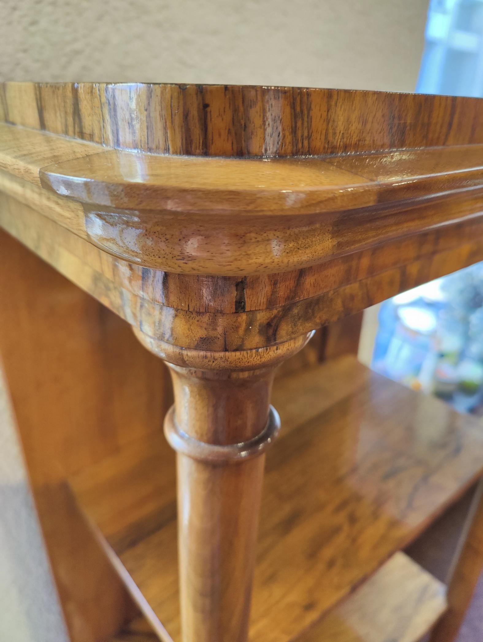 19th Century Biedermeier Walnut Pillar Etagere For Sale 2