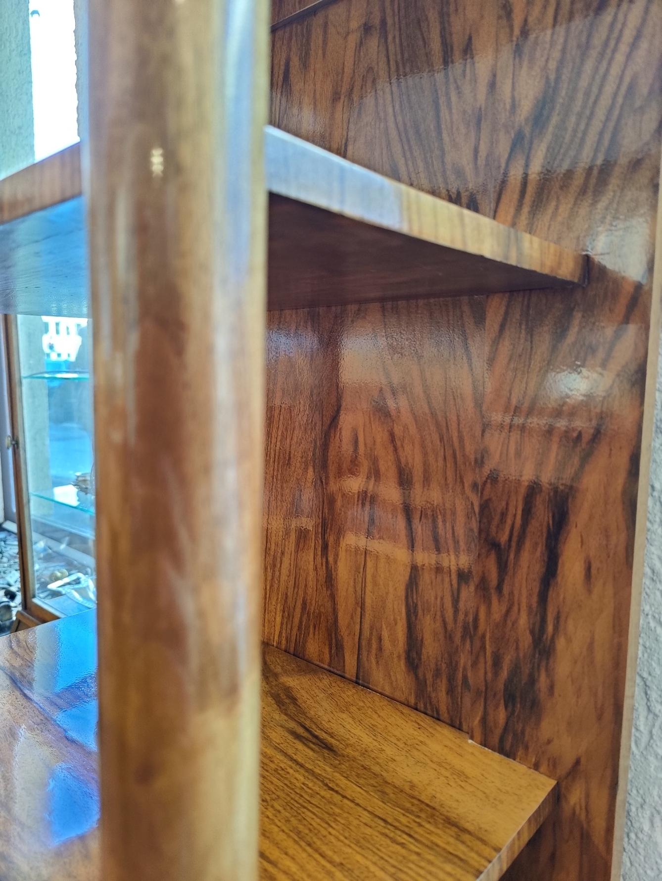 19th Century Biedermeier Walnut Pillar Etagere For Sale 3