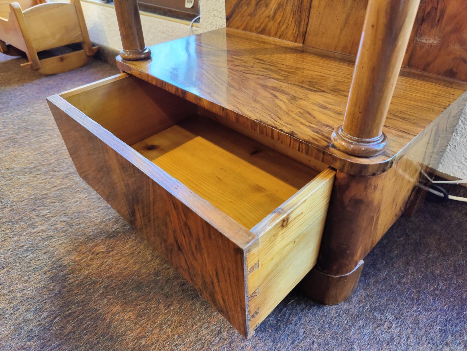 19th Century Biedermeier Walnut Pillar Etagere For Sale 4