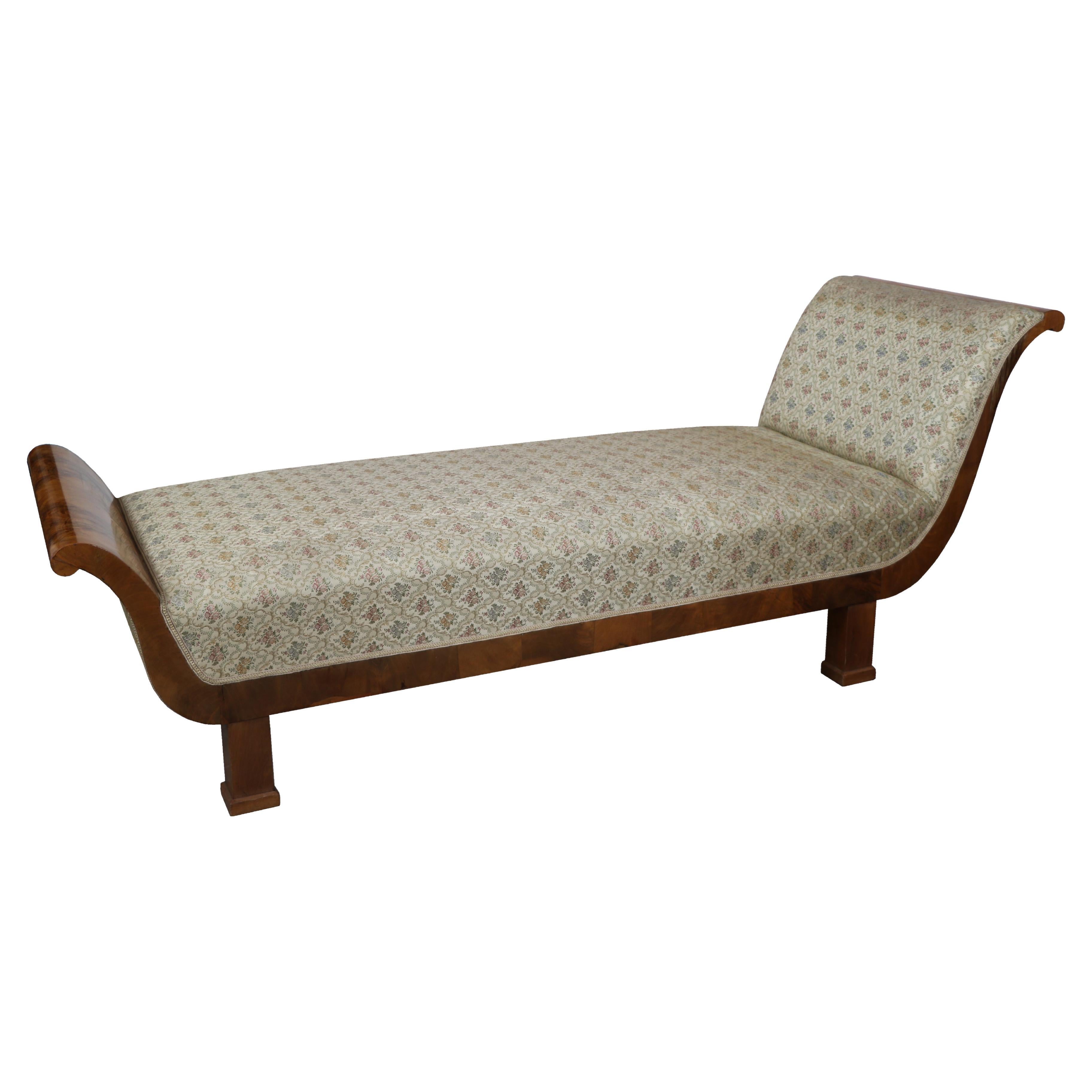 Hello,
This elegant and truly exceptional Viennese Biedermeier recamiere / daybed was made in circa 1825.

Viennese Biedermeier pieces are distinguished by their sophisticated proportions, rare and refined design, excellent craftsmanship and