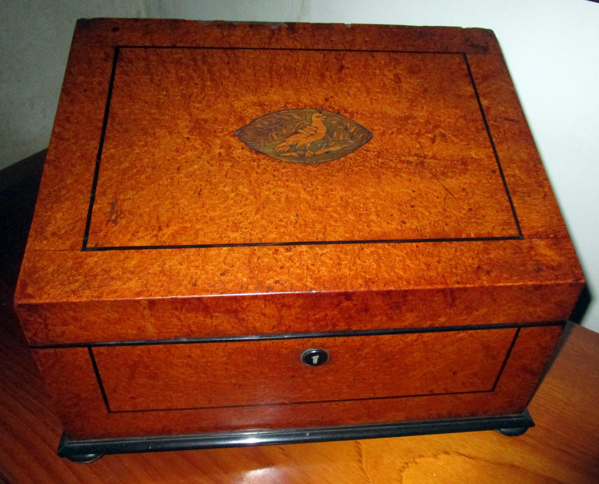 19th century Biedermeier Walnut Root Slant Top Letter Box Inlaid Bird Motif For Sale 3