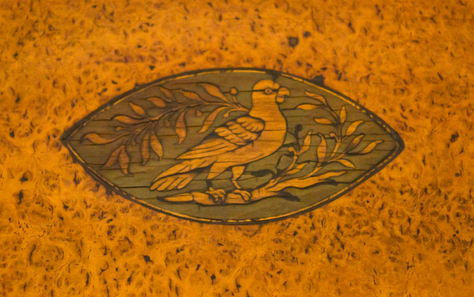 Großer, schräger Briefkasten aus dem 19. Jahrhundert aus Biedermeier, furniert mit Nussbaumwurzel, mit eingelegtem Vogel- und Rankenmotiv. Schöne exotische Hölzer mit Intarsien und Akzenten aus Ebenholz. Der Innenraum ist in drei Bereiche