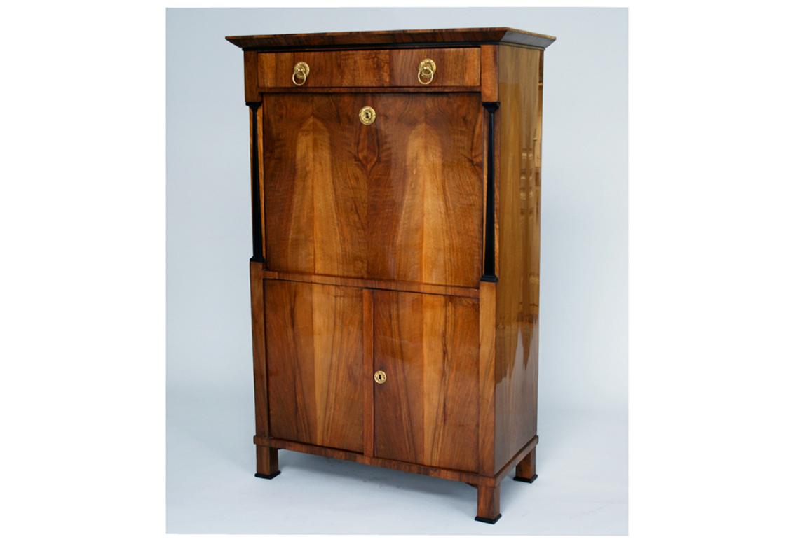Ciao,
Questo elegante e precoce secretaire Biedermeier austriaco è stato realizzato nel 1825-30 circa.

Il Secretaire è un esempio di design bello, raro e raffinato e di eccellente artigianato. I pezzi Biedermeier austriaci si distinguono per le