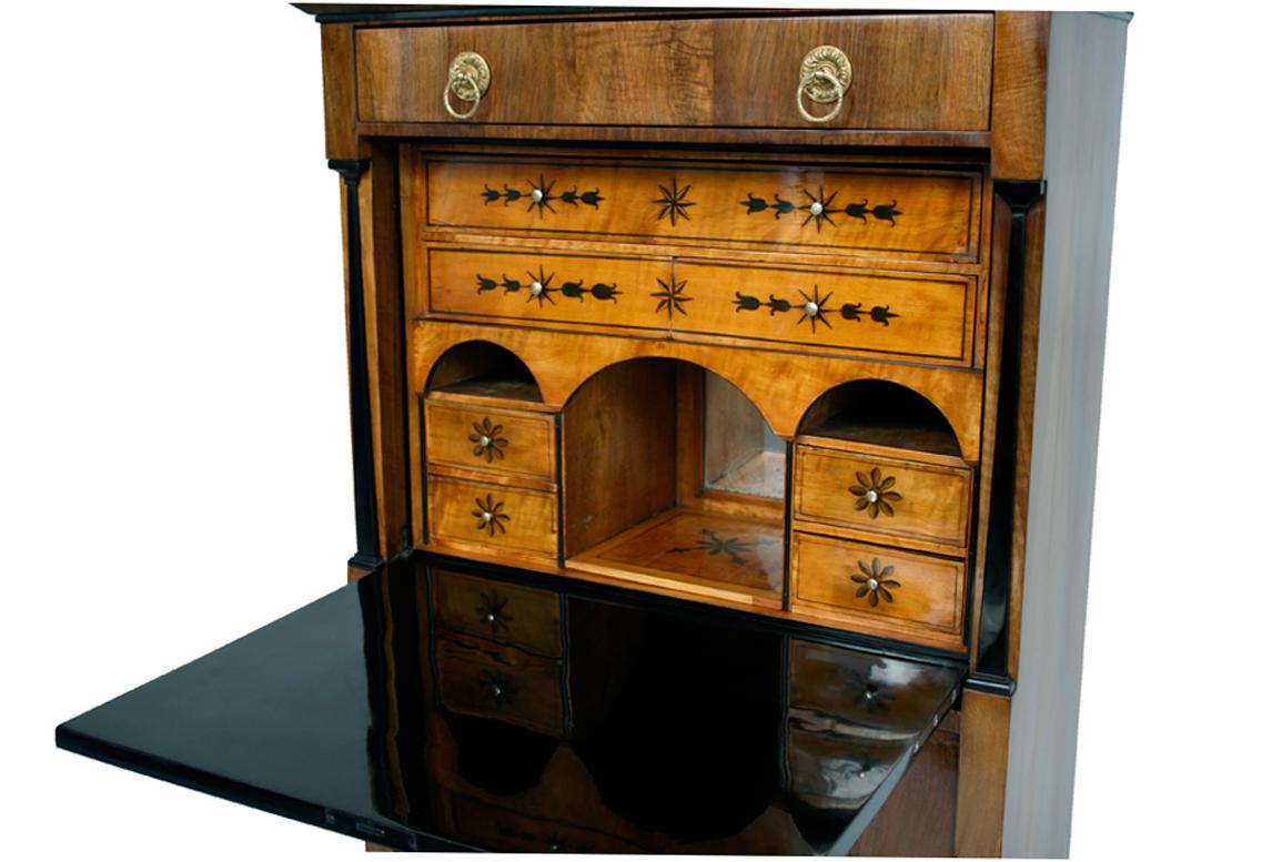 Secretaire in noce Biedermeier del XIX secolo. Austria, 1825-30 circa. In condizioni buone in vendita a Vienna, AT