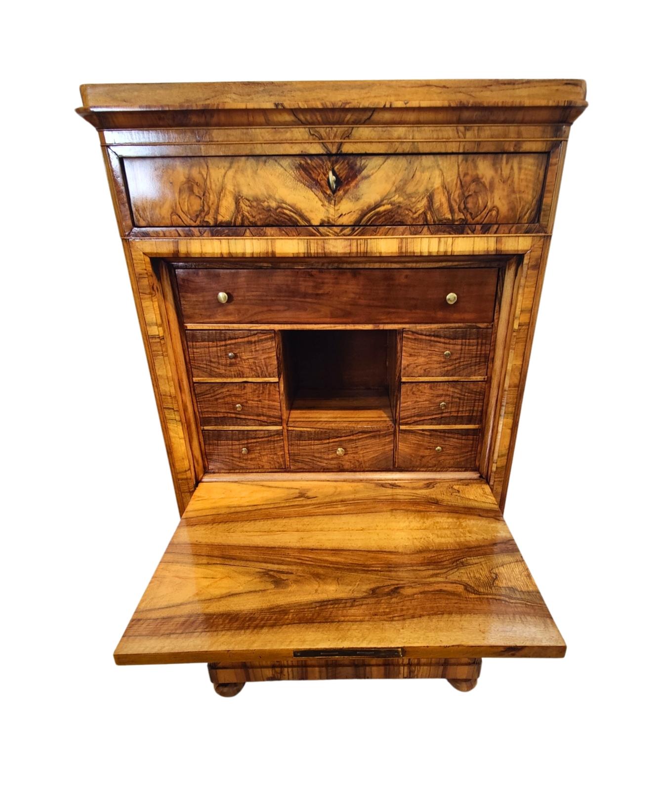 Tedesco Secretaire in noce Biedermeier del XIX secolo in vendita