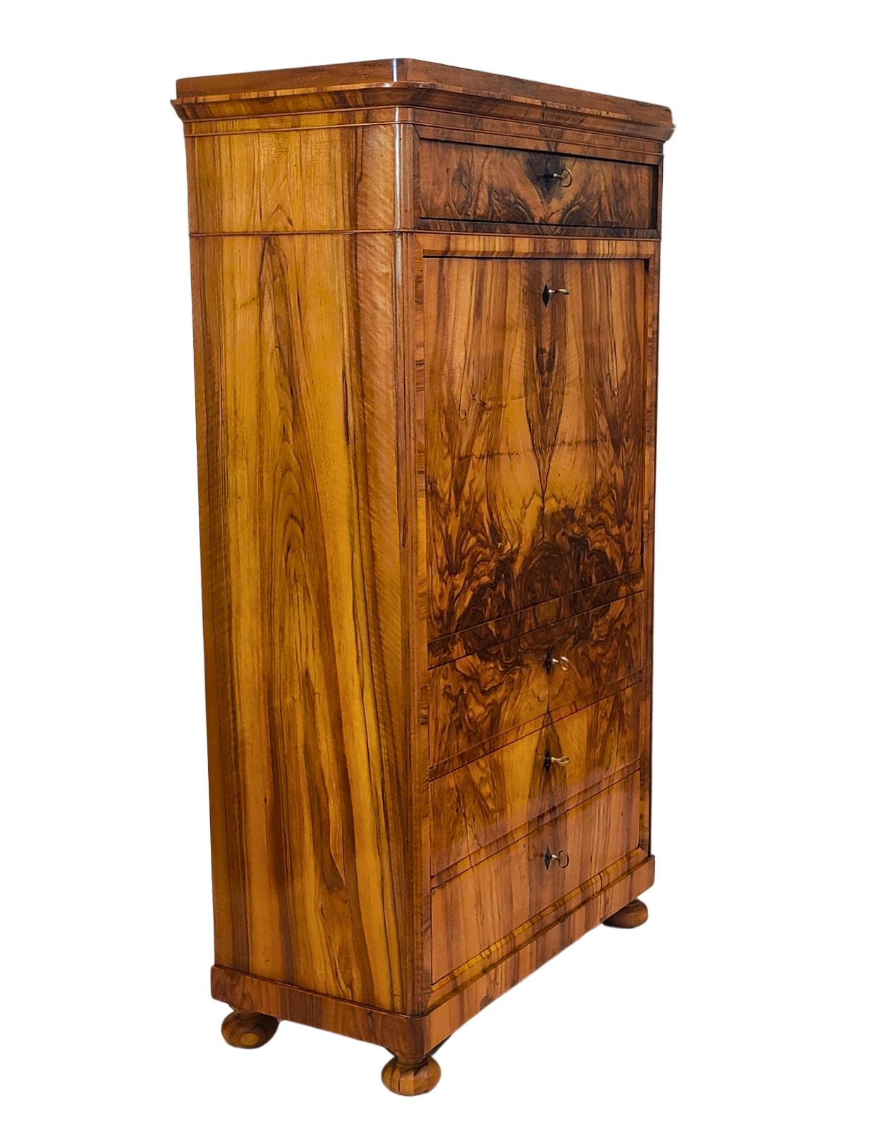 Lucidato Secretaire in noce Biedermeier del XIX secolo in vendita