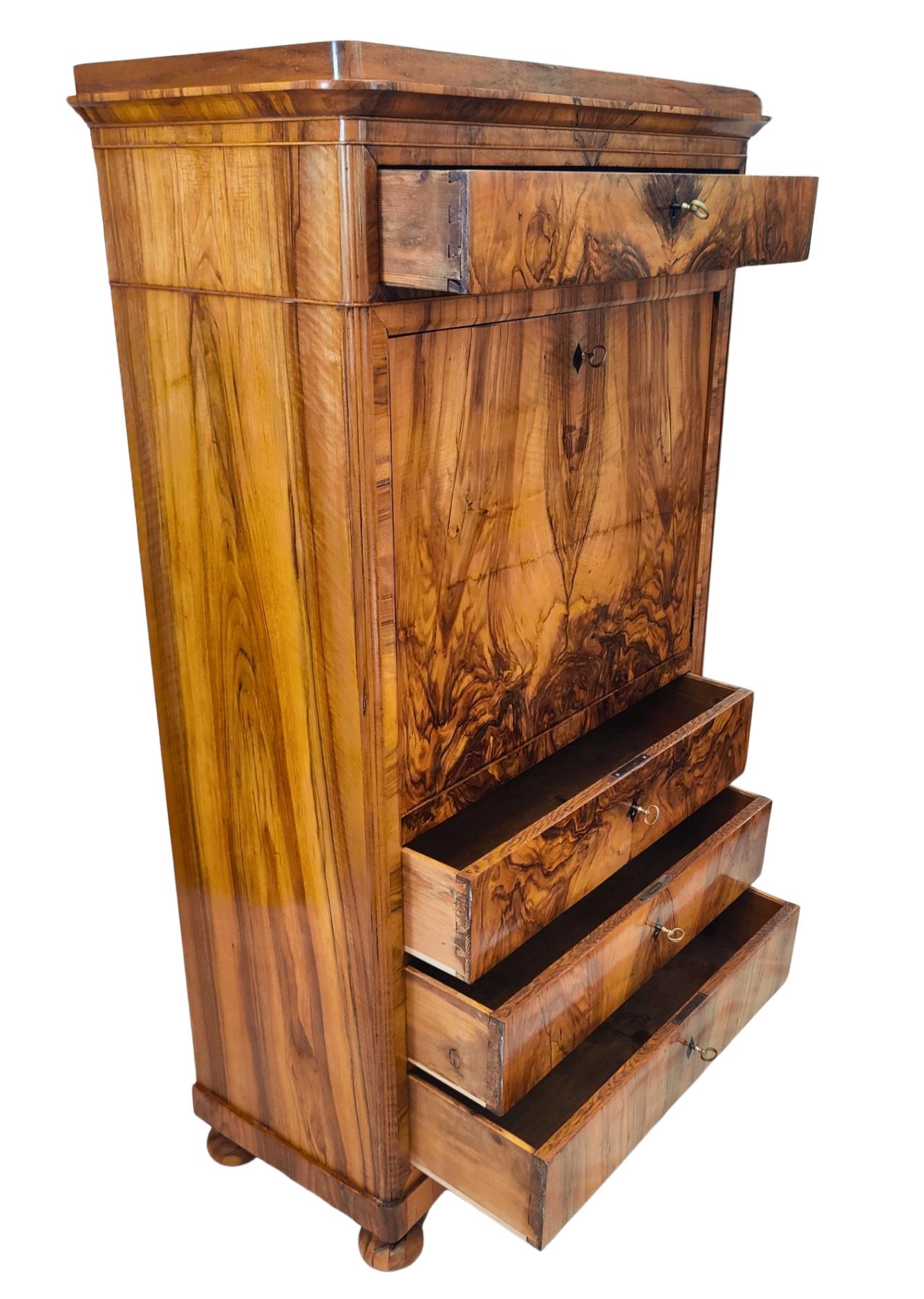 Pino Secretaire in noce Biedermeier del XIX secolo in vendita