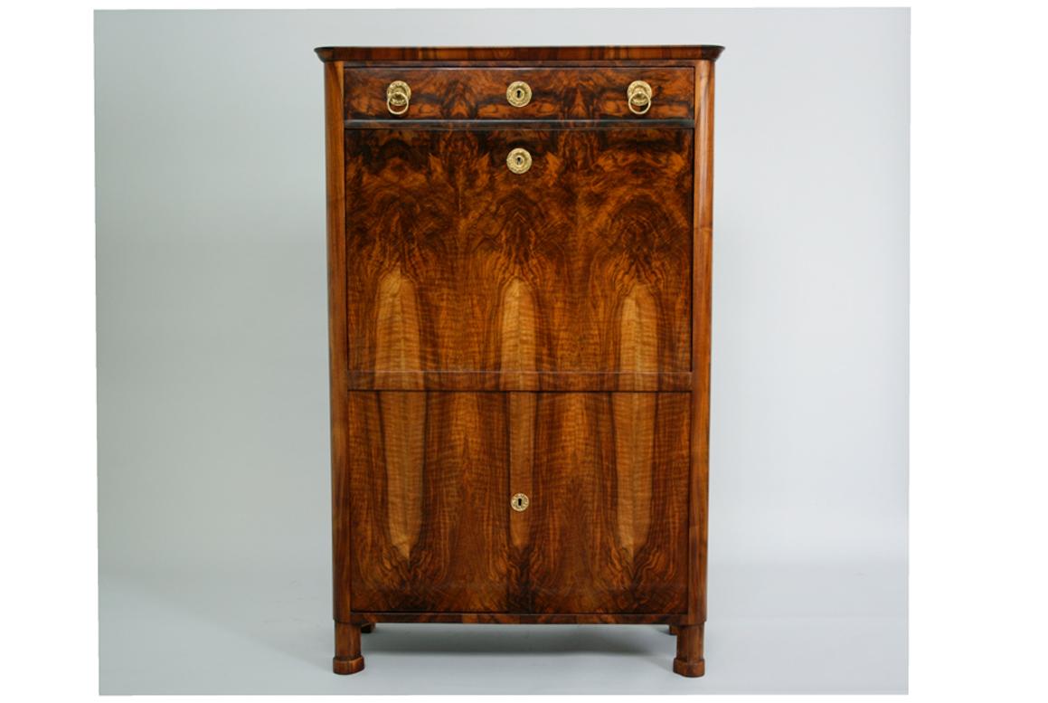 Hello,
This elegant and truly exceptional early Viennese Biedermeier Secretaire was made in Vienna circa 1825.

Viennese Biedermeier is distinguished by their sophisticated proportions, rare and refined design and excellent craftsmanship and