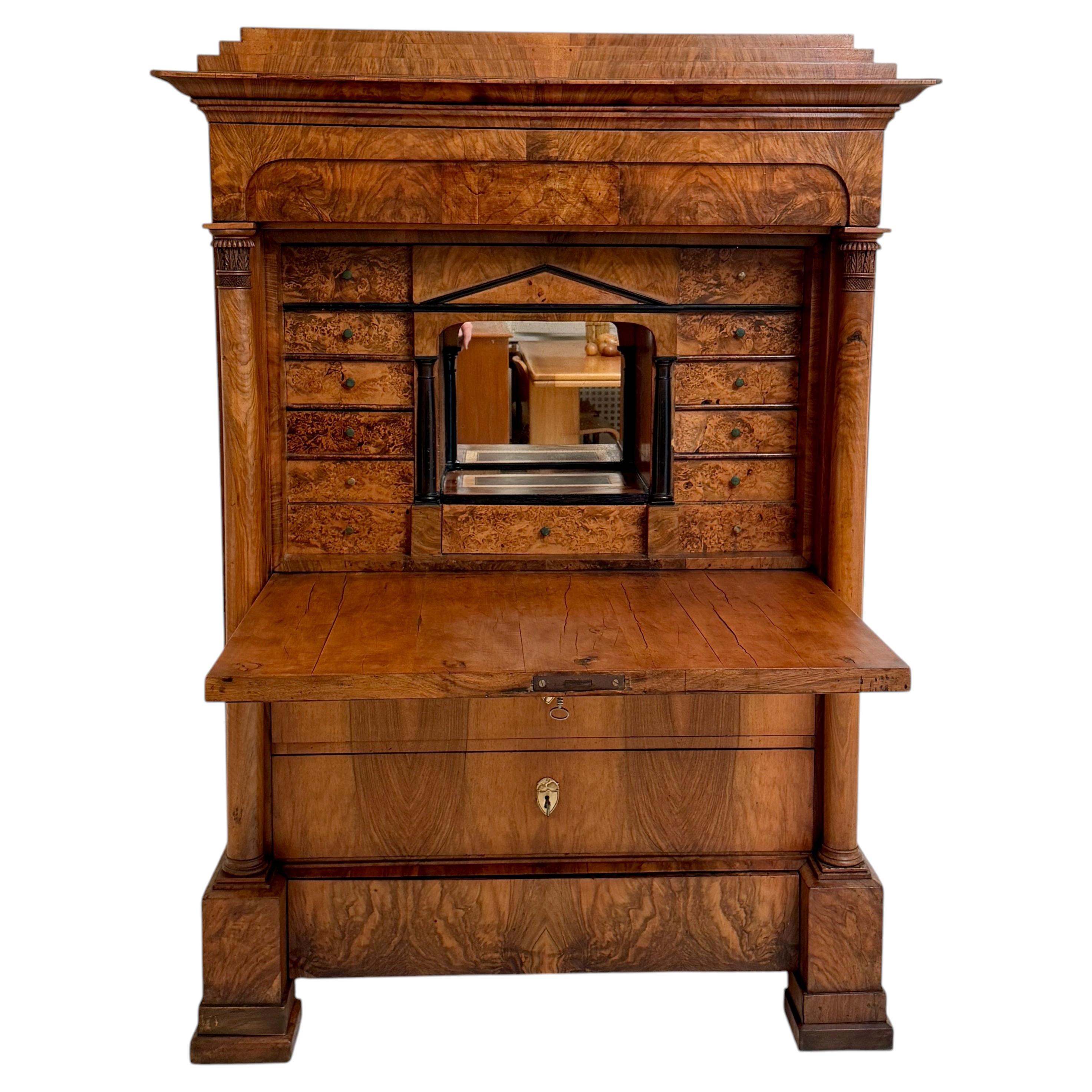Bureau secrétaire Biedermeier en noyer du 19e siècle avec intérieur en miroir, 1820