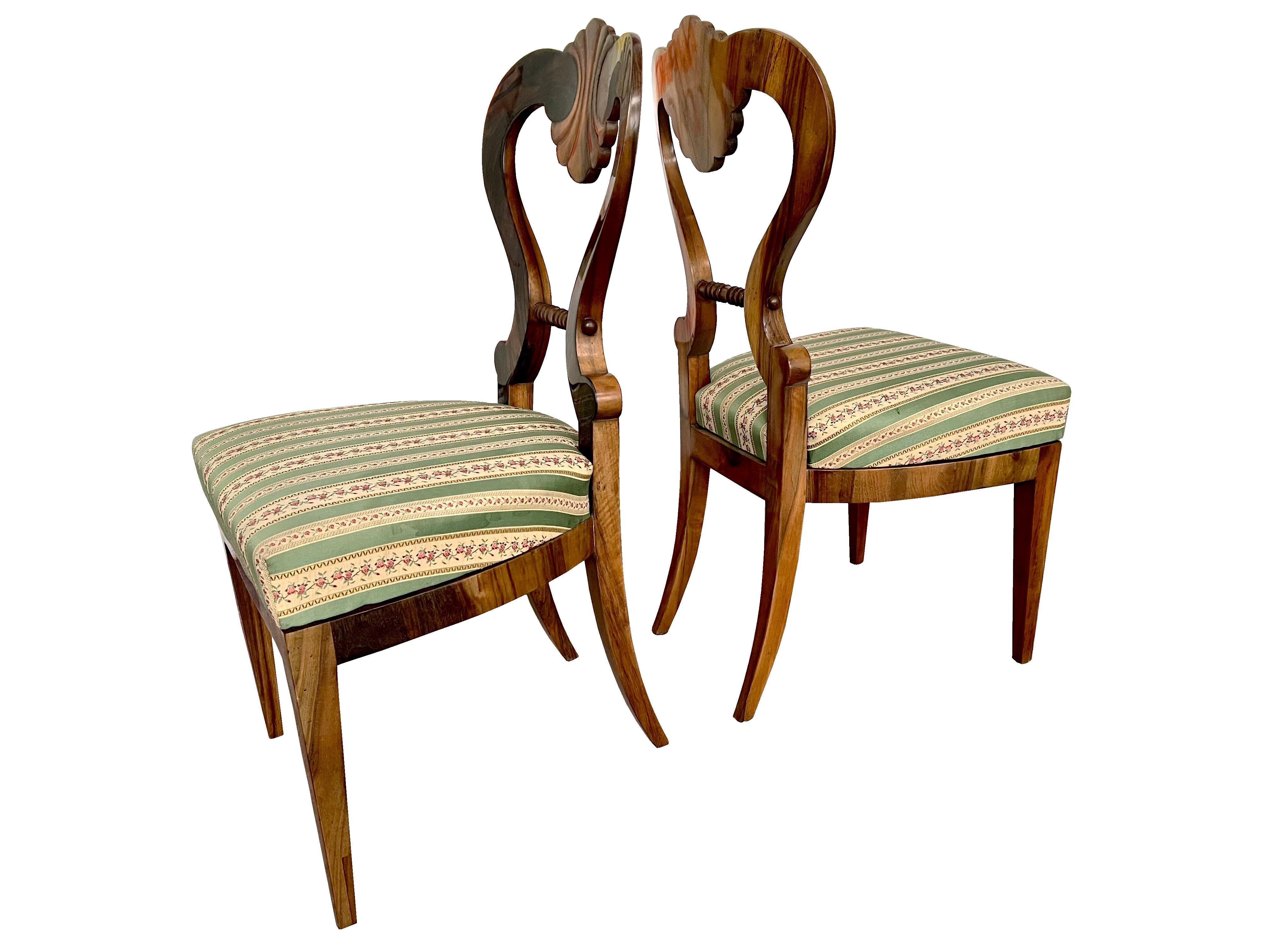 19th Century Biedermeier Walnut Set of Five Chairs & Table. Vienna, c. 1825. For Sale 5