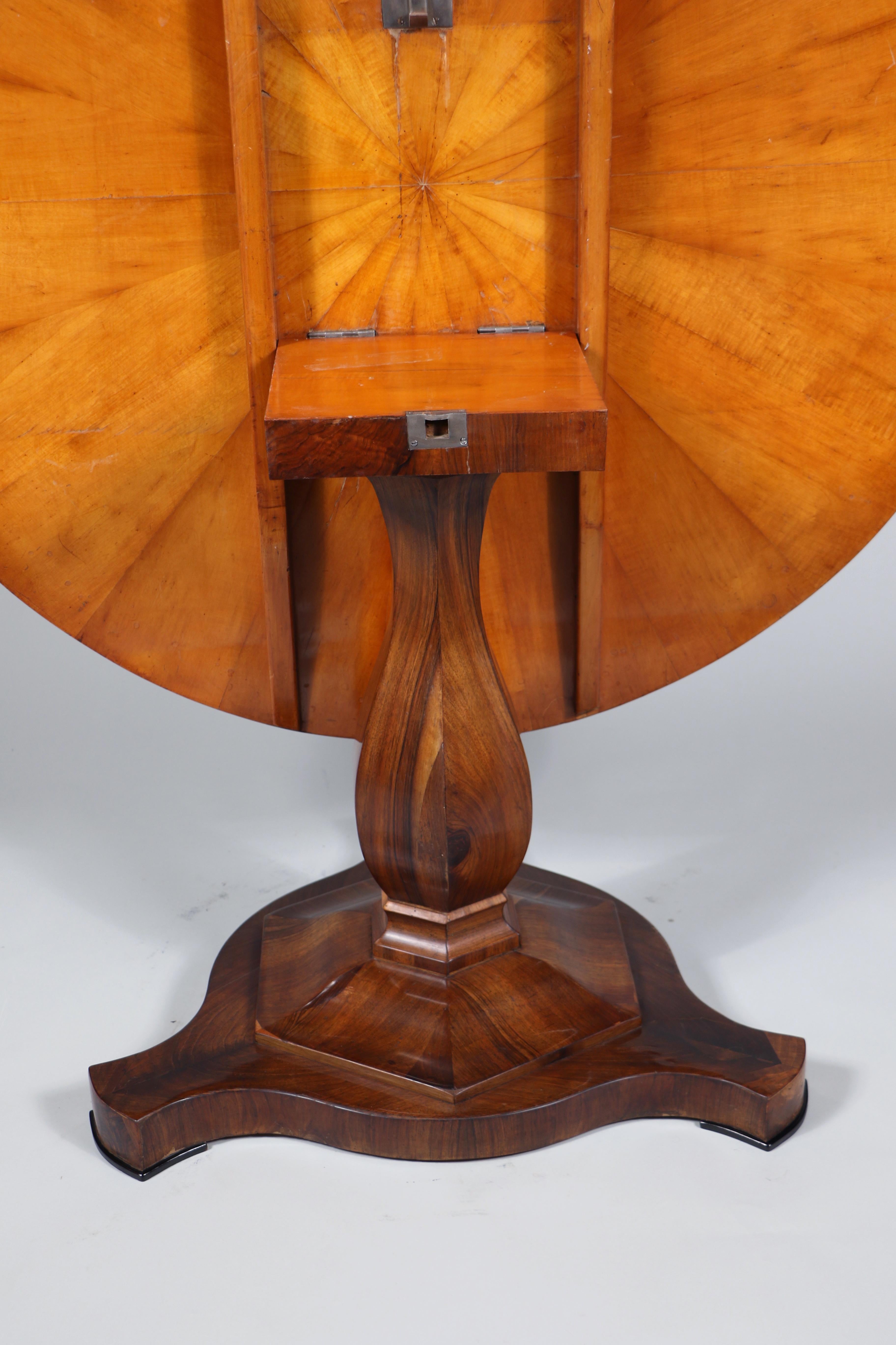 19th Century Biedermeier Walnut Set of Five Chairs & Table. Vienna, c. 1825. For Sale 7
