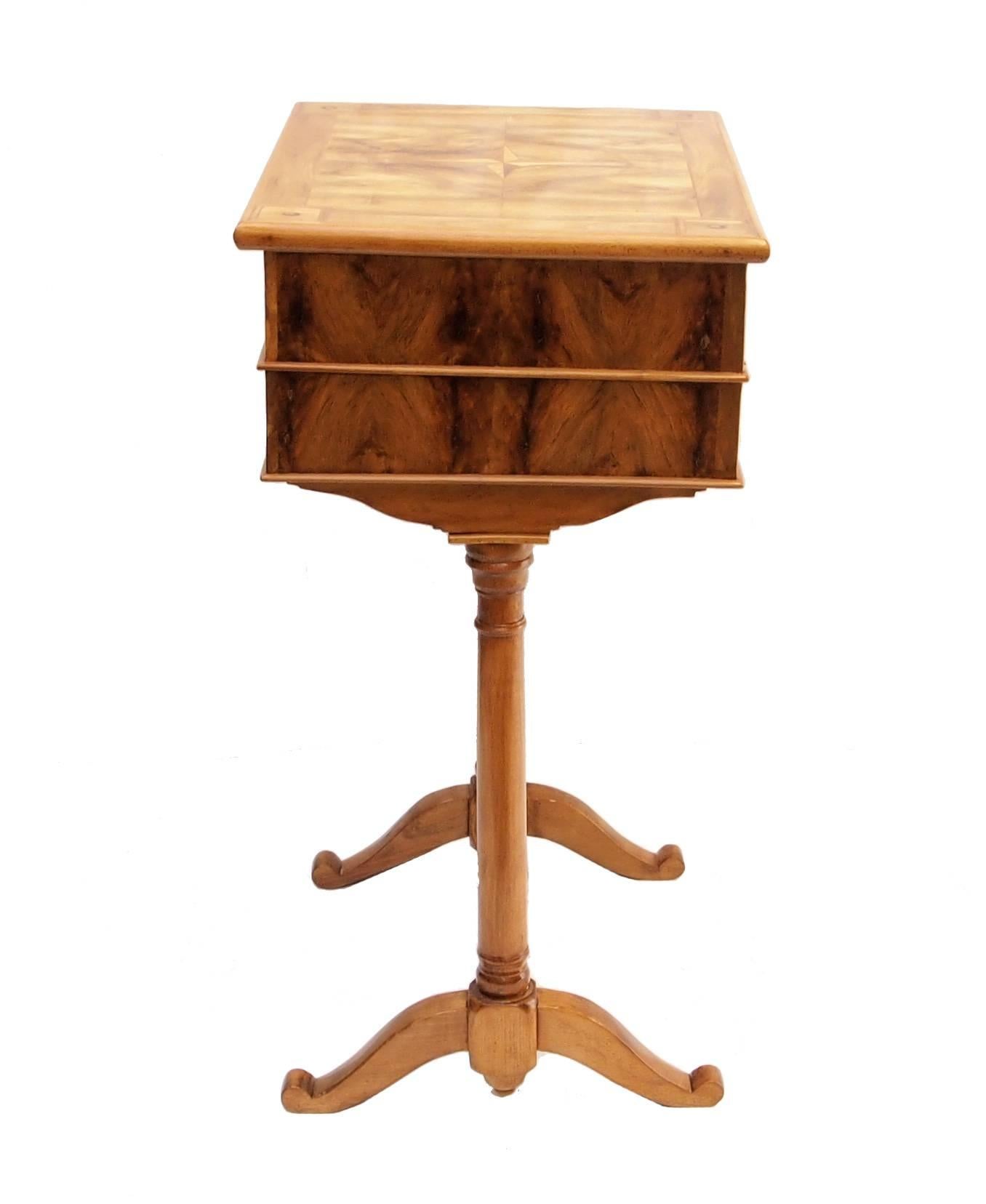 Belle table de couture Biedermeier en noyer avec deux tiroirs et la division intérieure d'origine. En très bon état restauré.