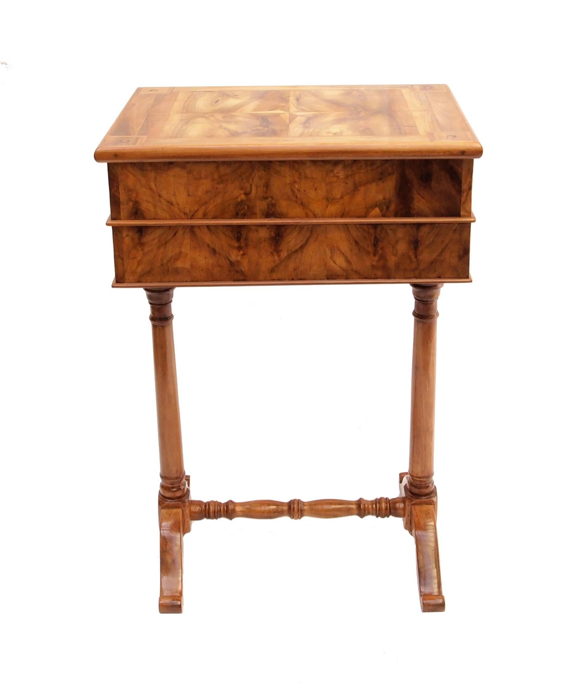 19th Century Biedermeier Walnut Sewing Table from Germany In Good Condition For Sale In Darmstadt, DE