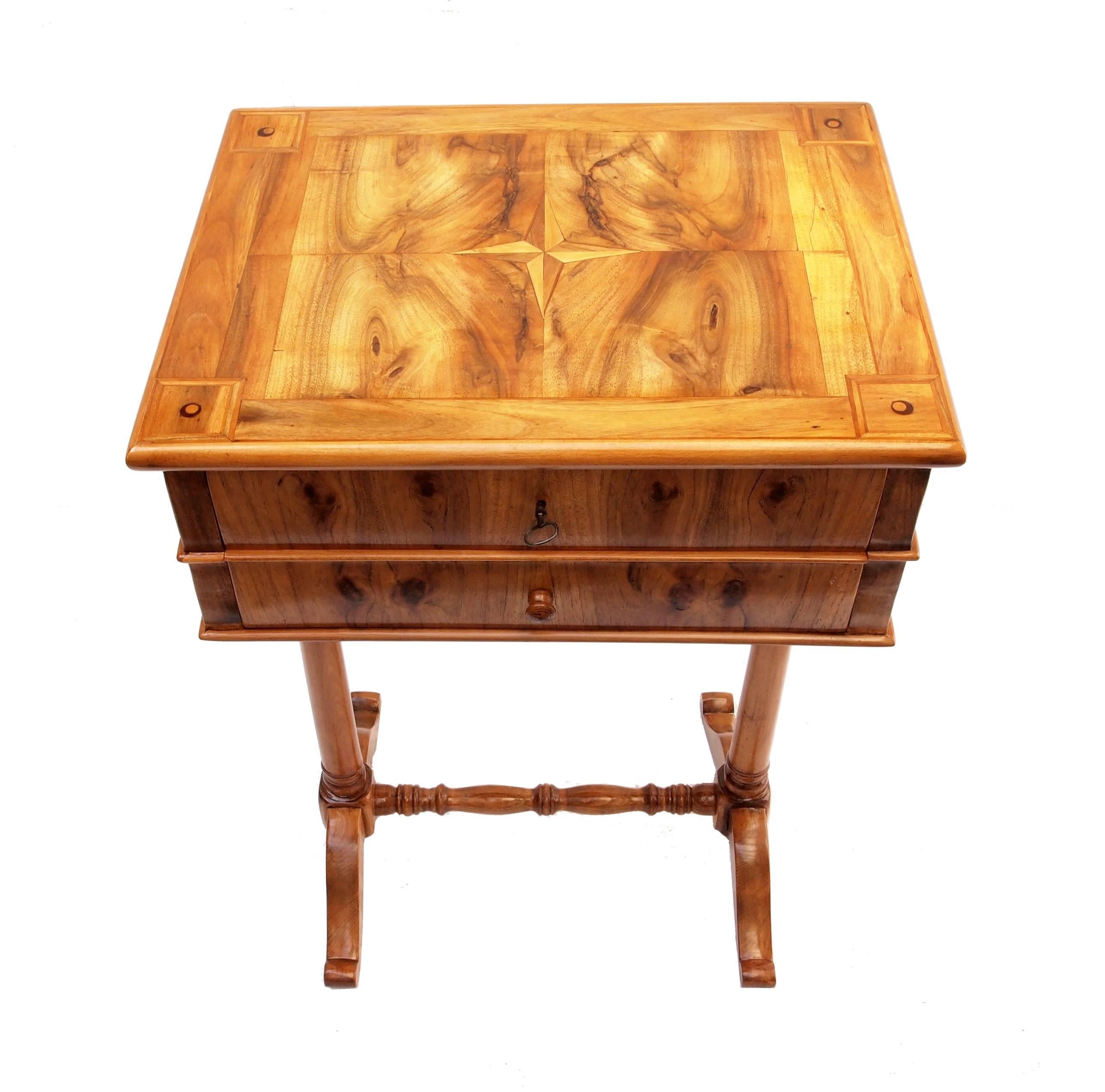 Table de couture Biedermeier en noyer du 19e siècle, Allemagne Bon état - En vente à Darmstadt, DE