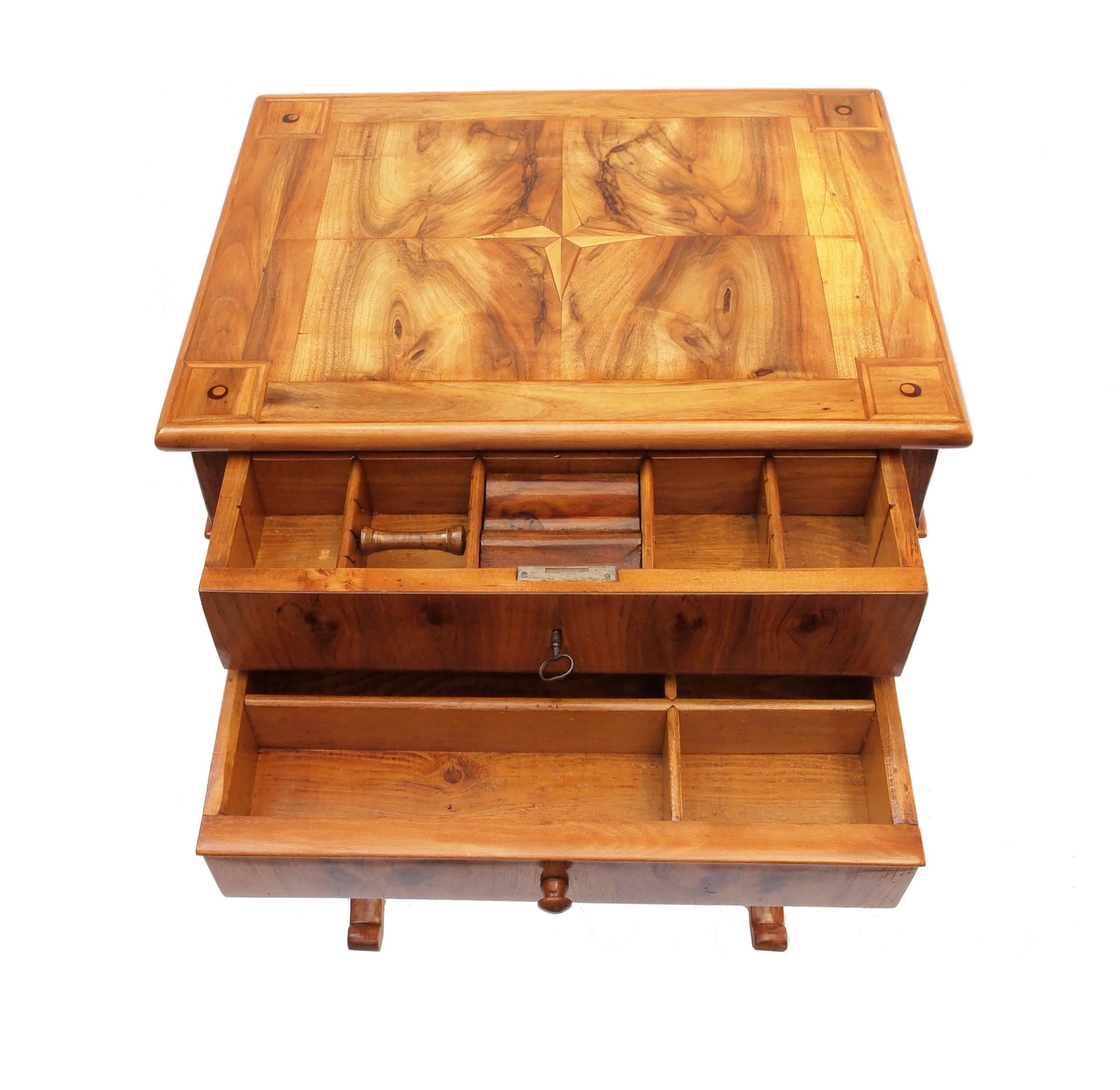 XIXe siècle Table de couture Biedermeier en noyer du 19e siècle, Allemagne en vente