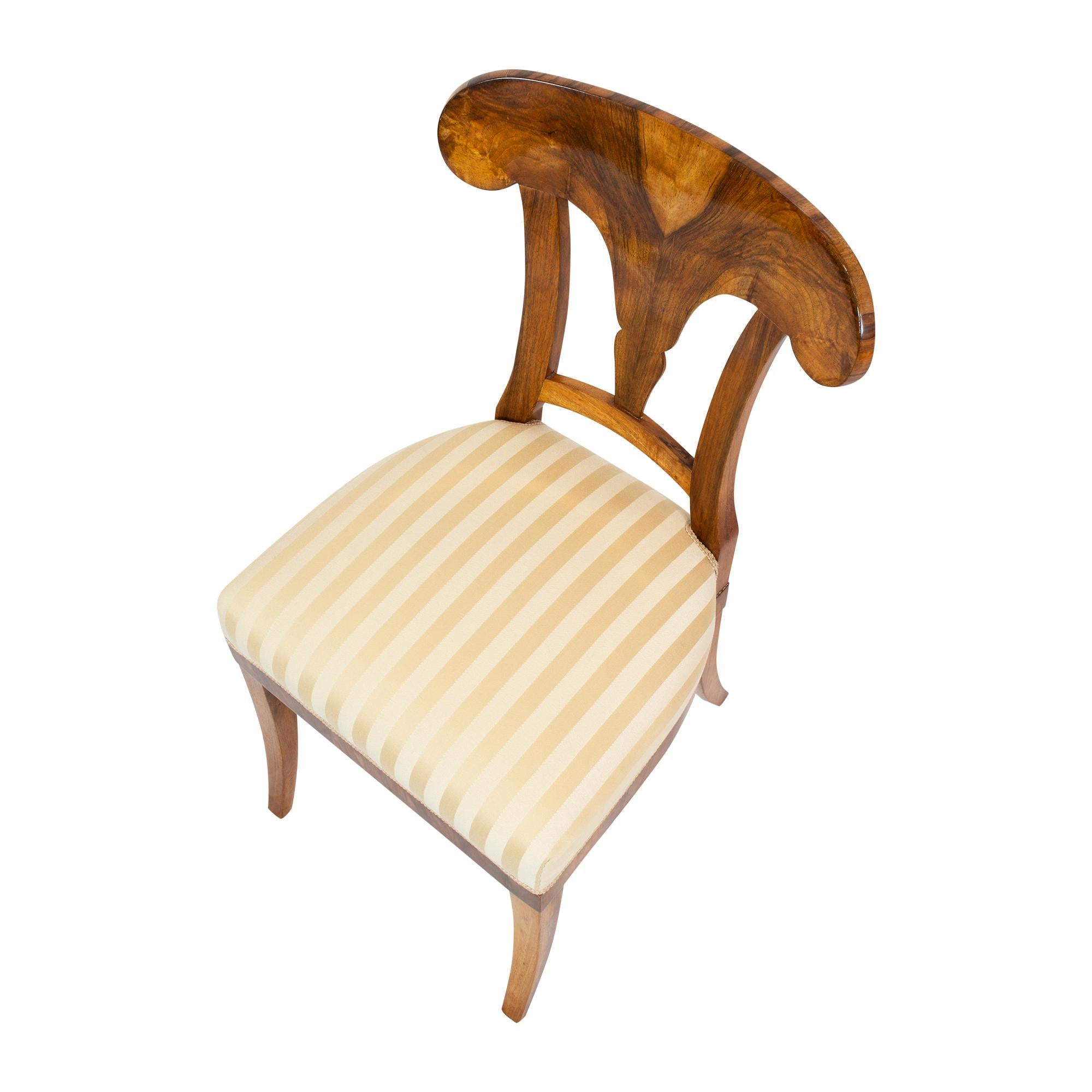 Austrian 19th Century Biedermeier Walnut Shovel Chair For Sale