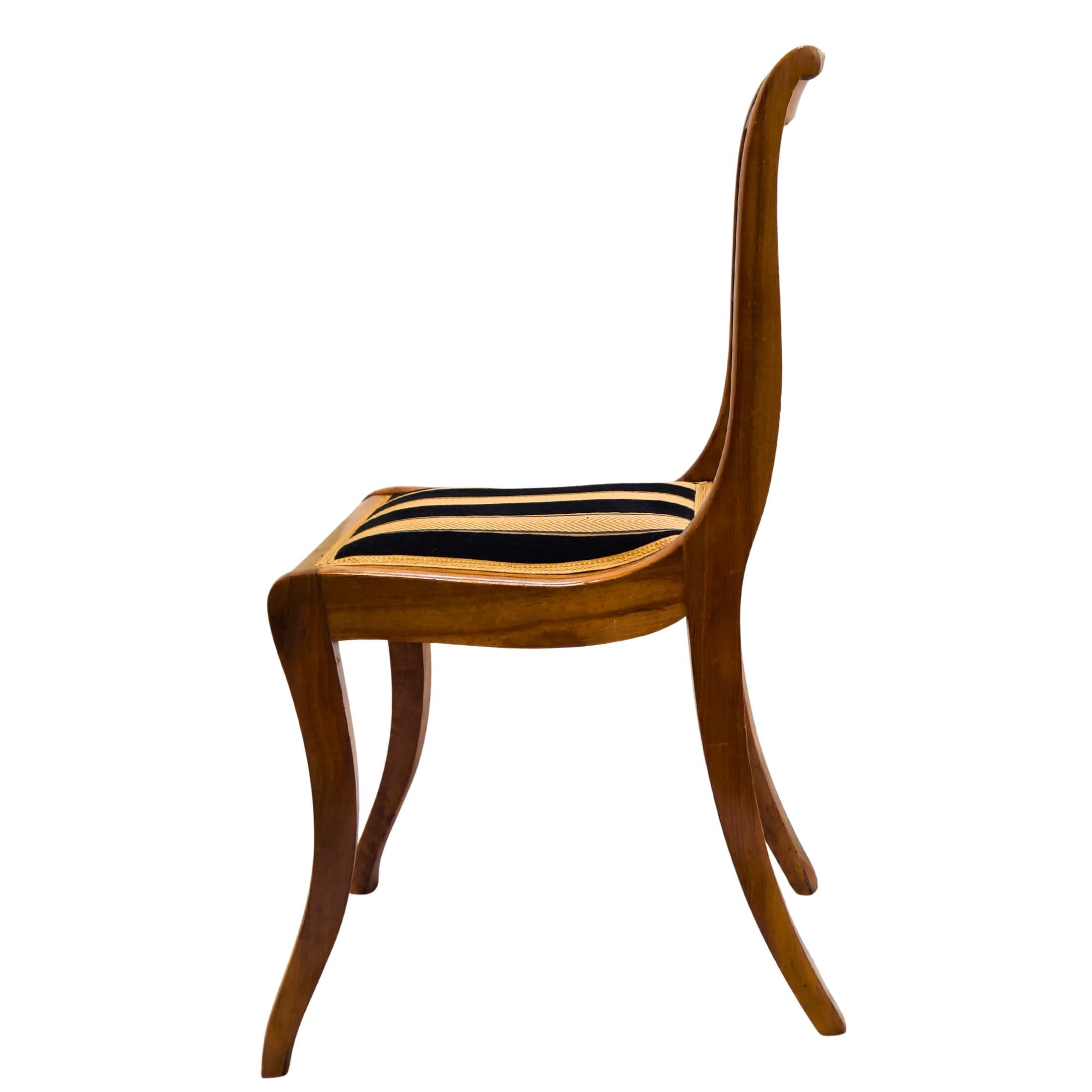 Biedermeier Beistellstuhl aus Nussbaumholz des 19. Jahrhunderts mit geschnitzter Rückenlehne im Angebot 4