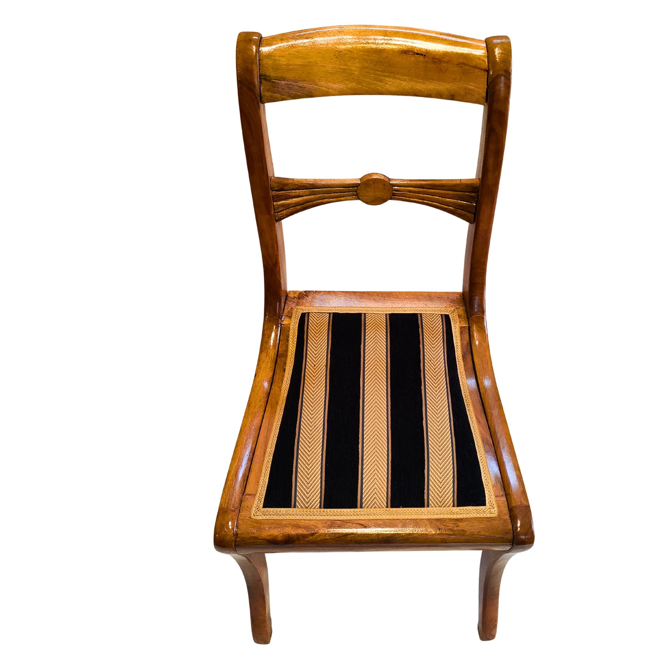 Biedermeier Beistellstuhl aus Nussbaumholz des 19. Jahrhunderts mit geschnitzter Rückenlehne (Deutsch) im Angebot