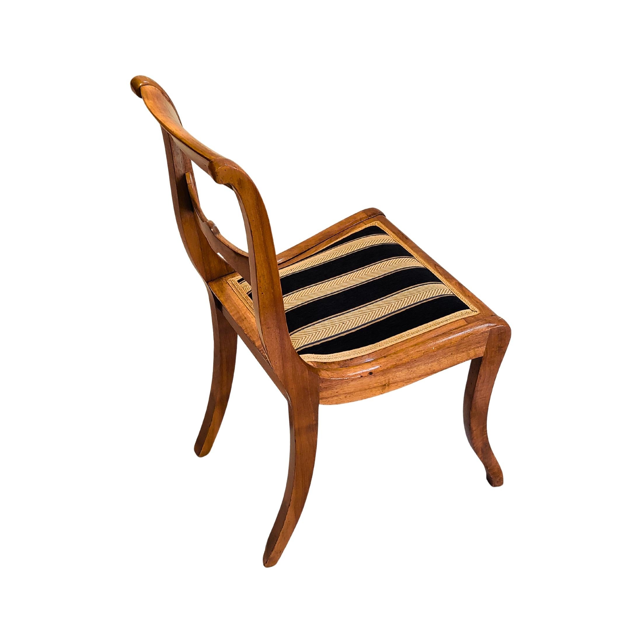 Biedermeier Beistellstuhl aus Nussbaumholz des 19. Jahrhunderts mit geschnitzter Rückenlehne (Poliert) im Angebot