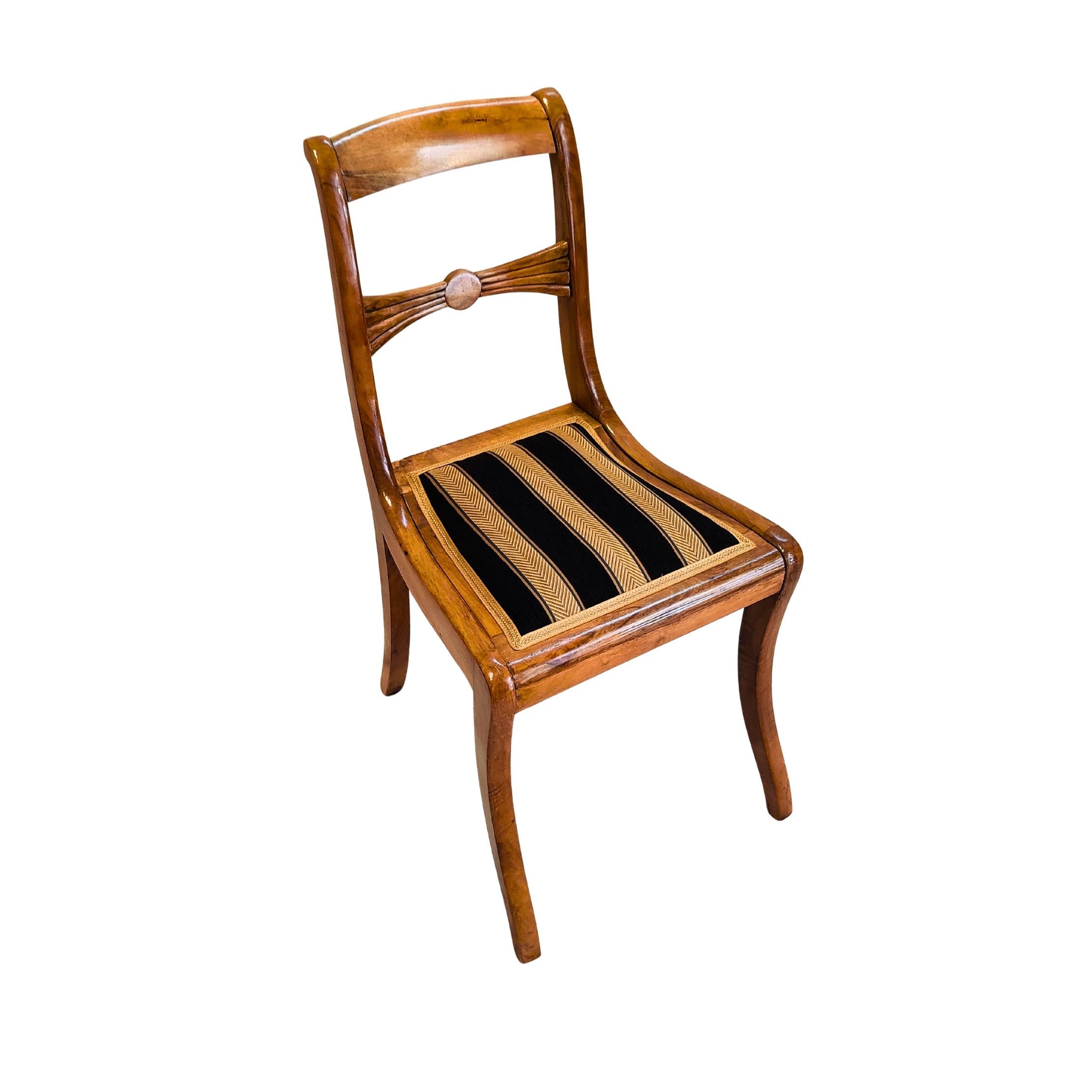 Biedermeier Beistellstuhl aus Nussbaumholz des 19. Jahrhunderts mit geschnitzter Rückenlehne im Zustand „Gut“ im Angebot in Darmstadt, DE