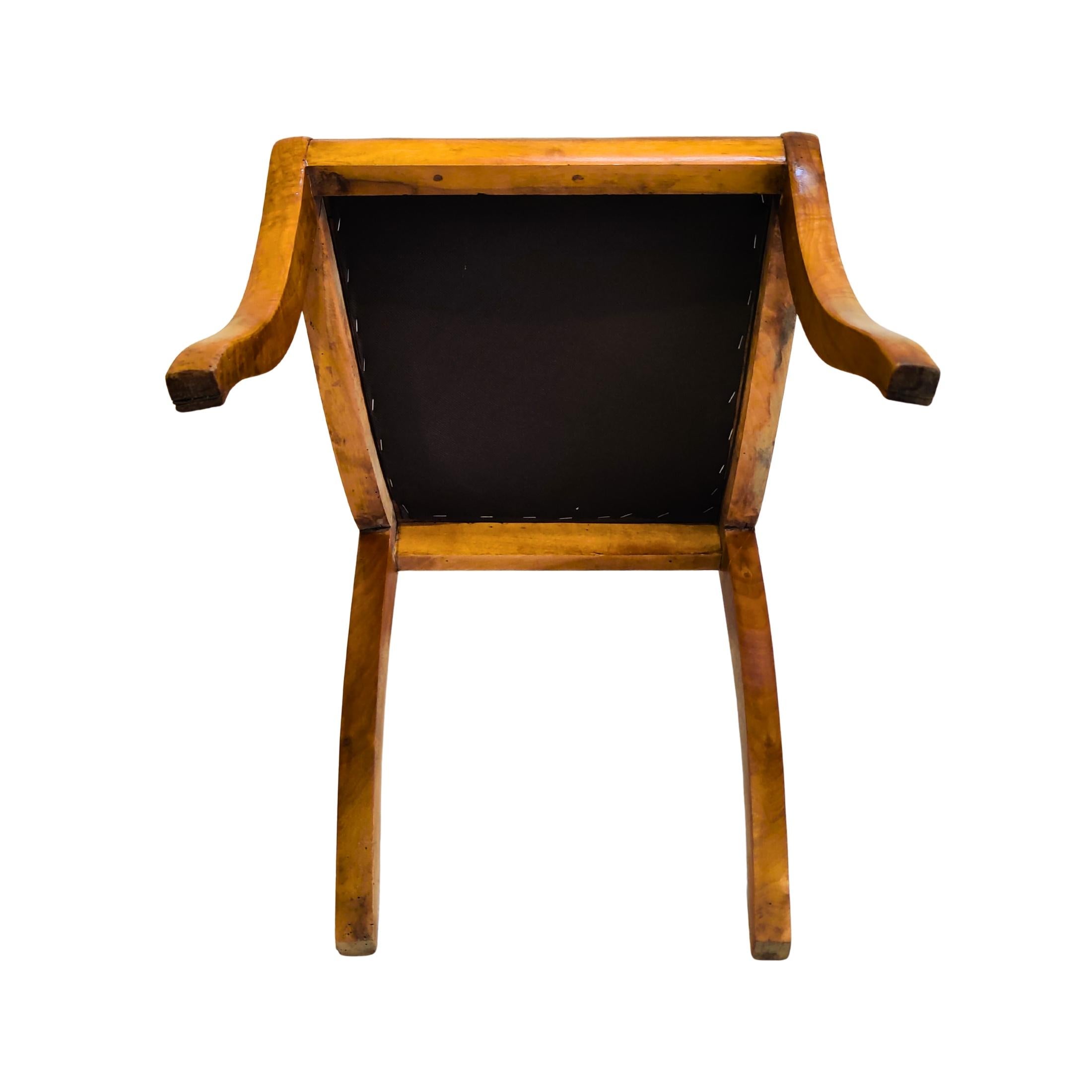 Biedermeier Beistellstuhl aus Nussbaumholz des 19. Jahrhunderts mit geschnitzter Rückenlehne (Stoff) im Angebot