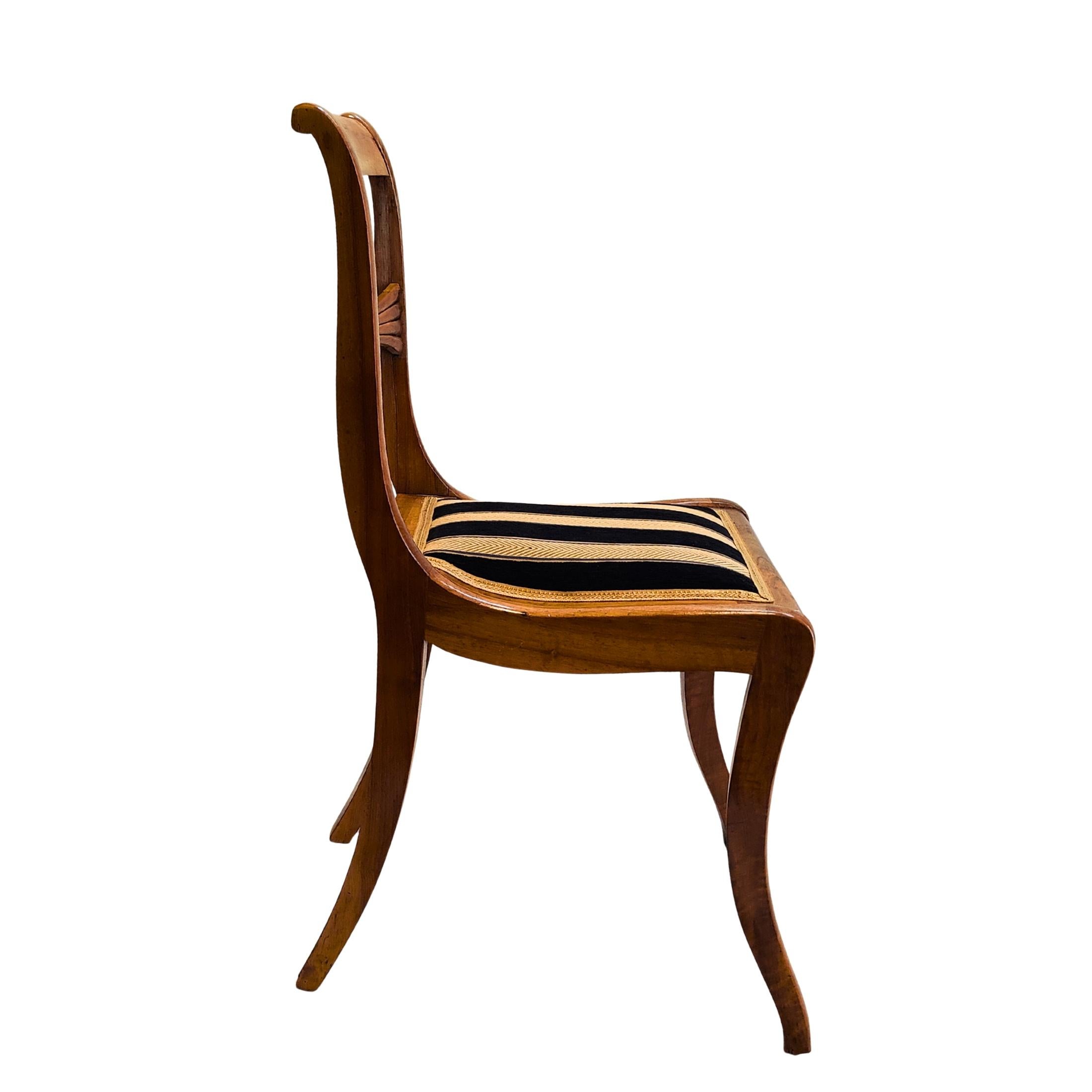 Biedermeier Beistellstuhl aus Nussbaumholz des 19. Jahrhunderts mit geschnitzter Rückenlehne im Angebot 2