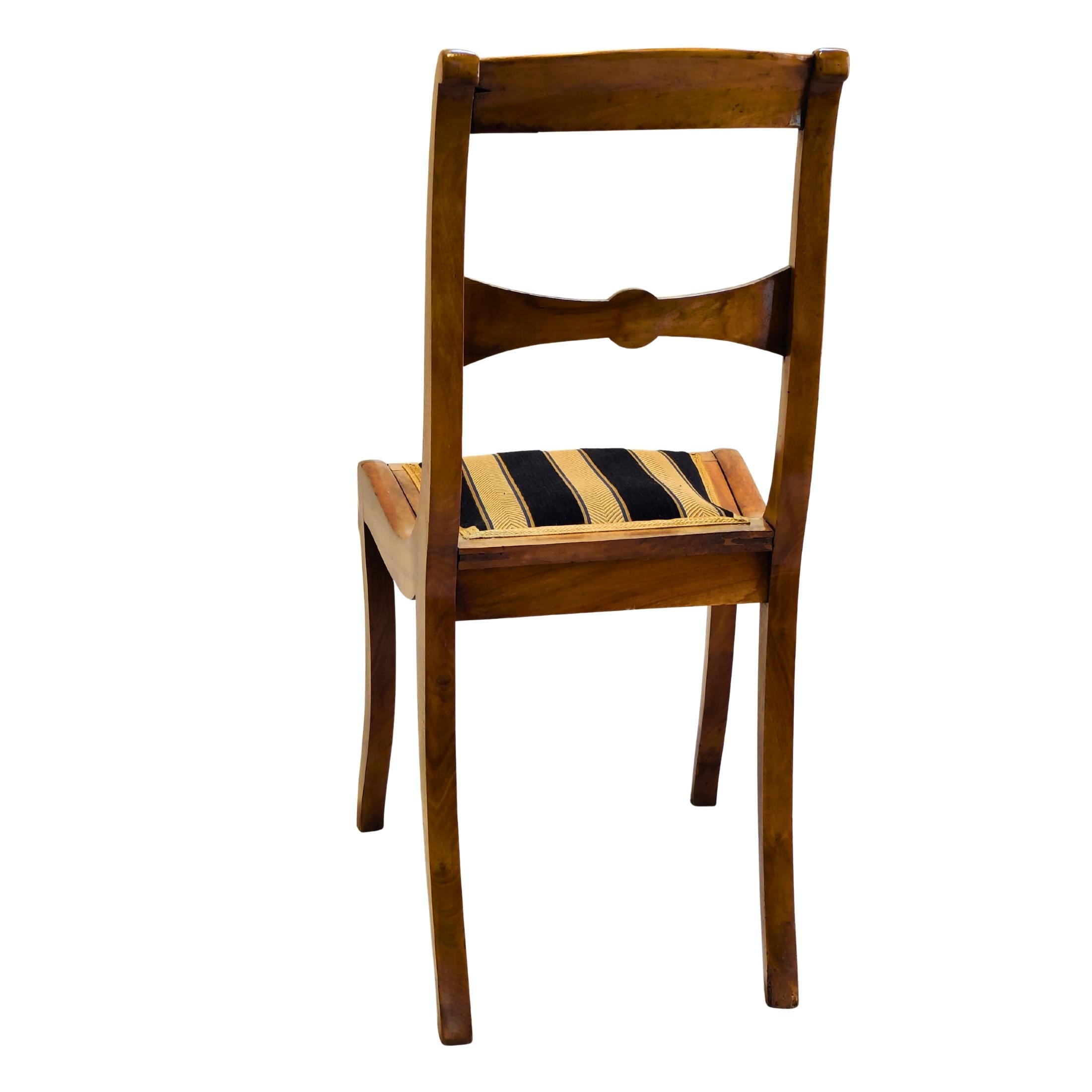 Biedermeier Beistellstuhl aus Nussbaumholz des 19. Jahrhunderts mit geschnitzter Rückenlehne im Angebot 3