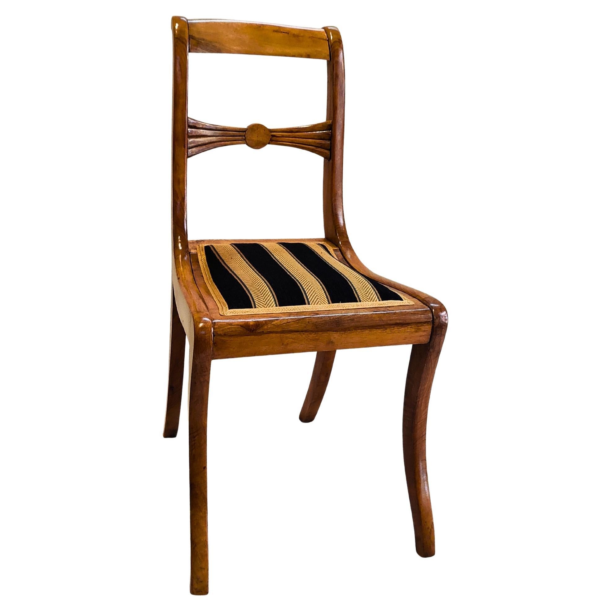Sedia Biedermeier in noce del XIX secolo con schienale intagliato