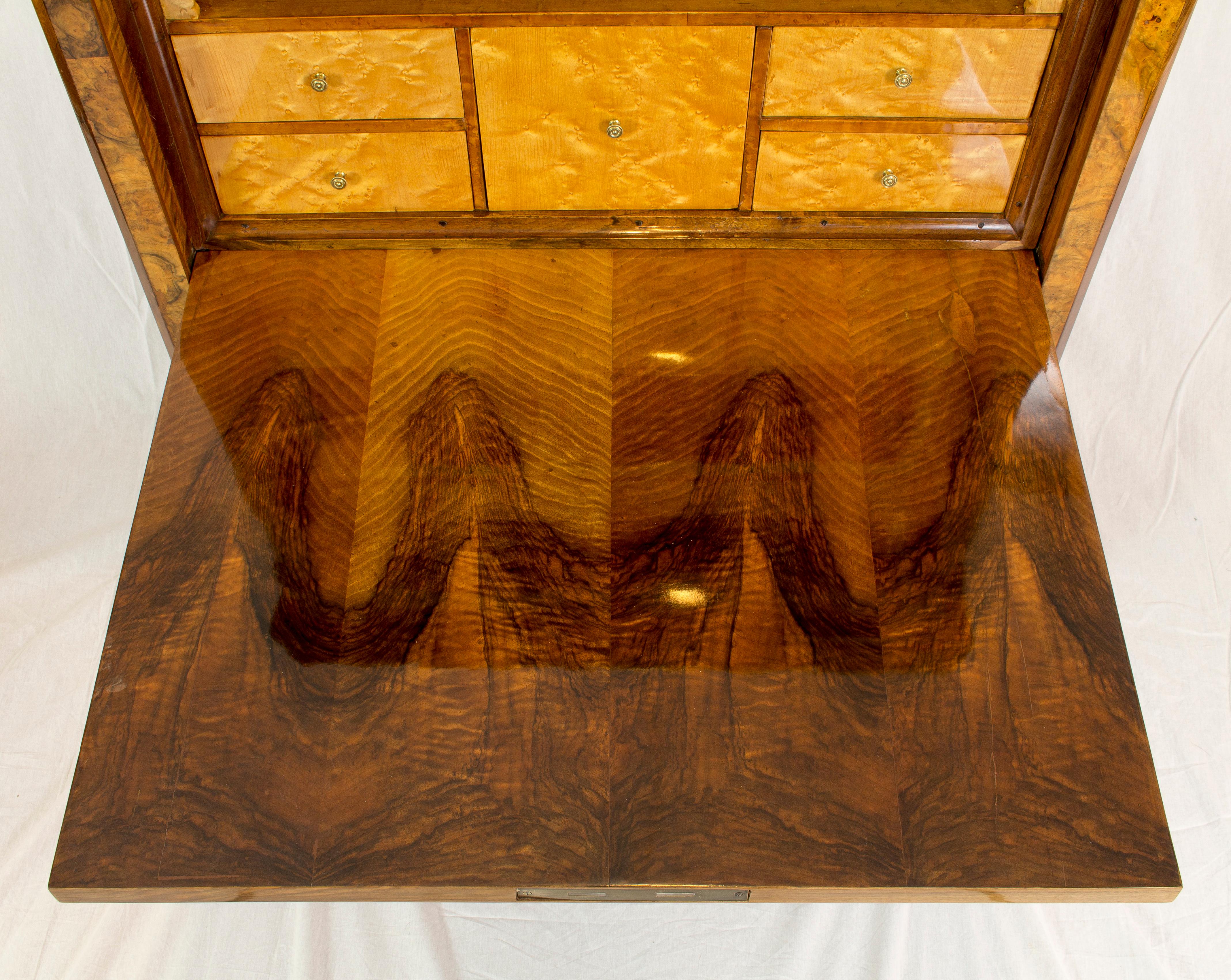 Lucidato Piccolo secretaire in noce Biedermeier del XIX secolo in vendita