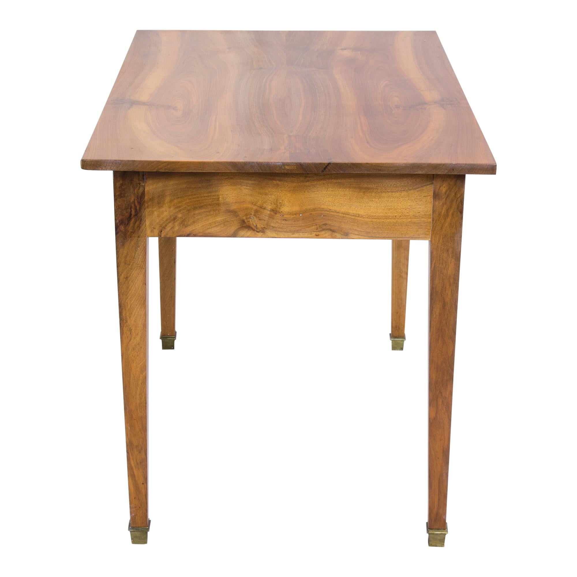 Biedermeier-Tisch aus Nussbaumholz, 19. Jahrhundert (Deutsch) im Angebot