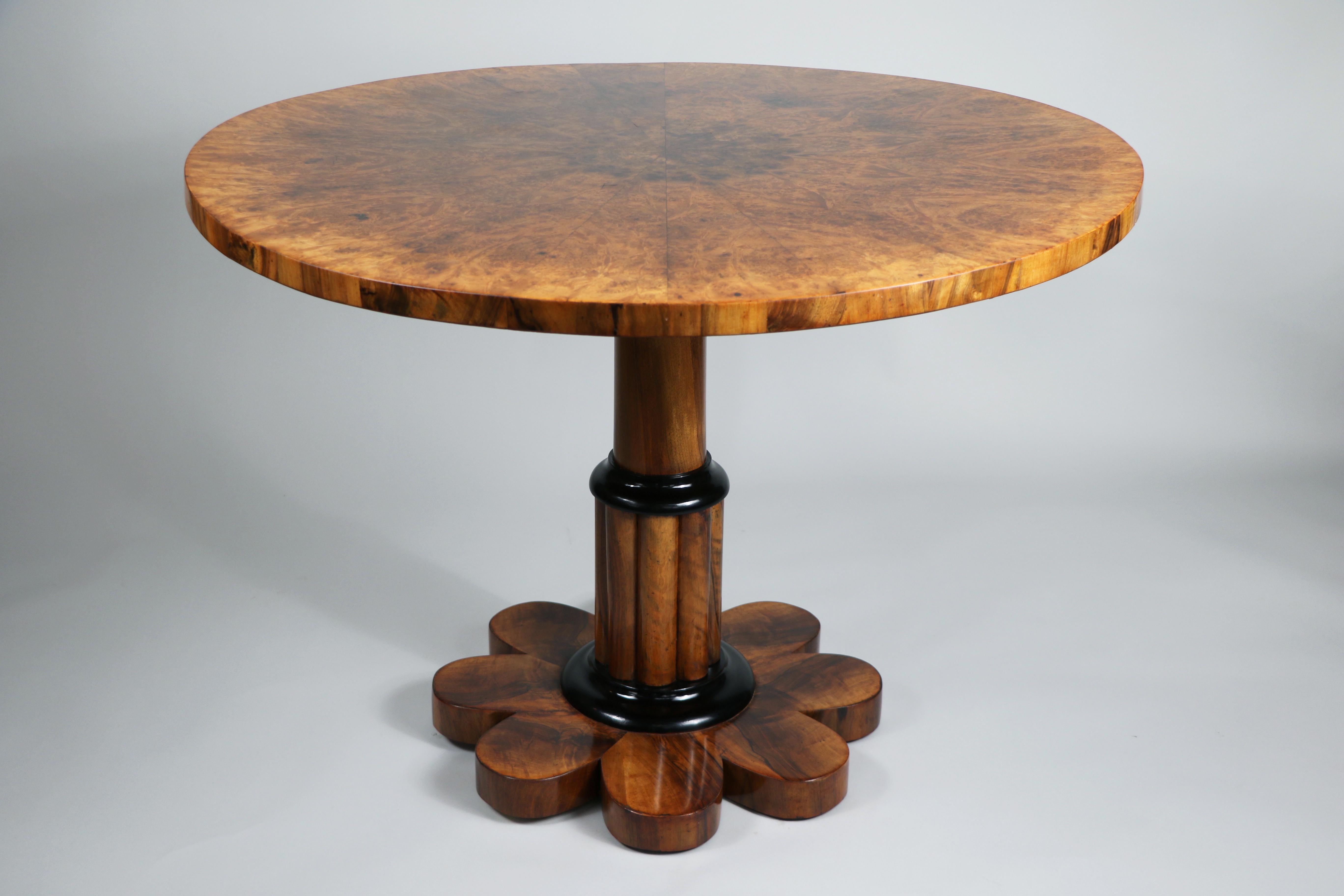 Hello,
This stunning Biedermeier walnut pedestal table is the best example of top-quality Viennese piece from circa 1820-25.

Viennese Biedermeier is distinguished by their sophisticated proportions, rare and refined design and excellent