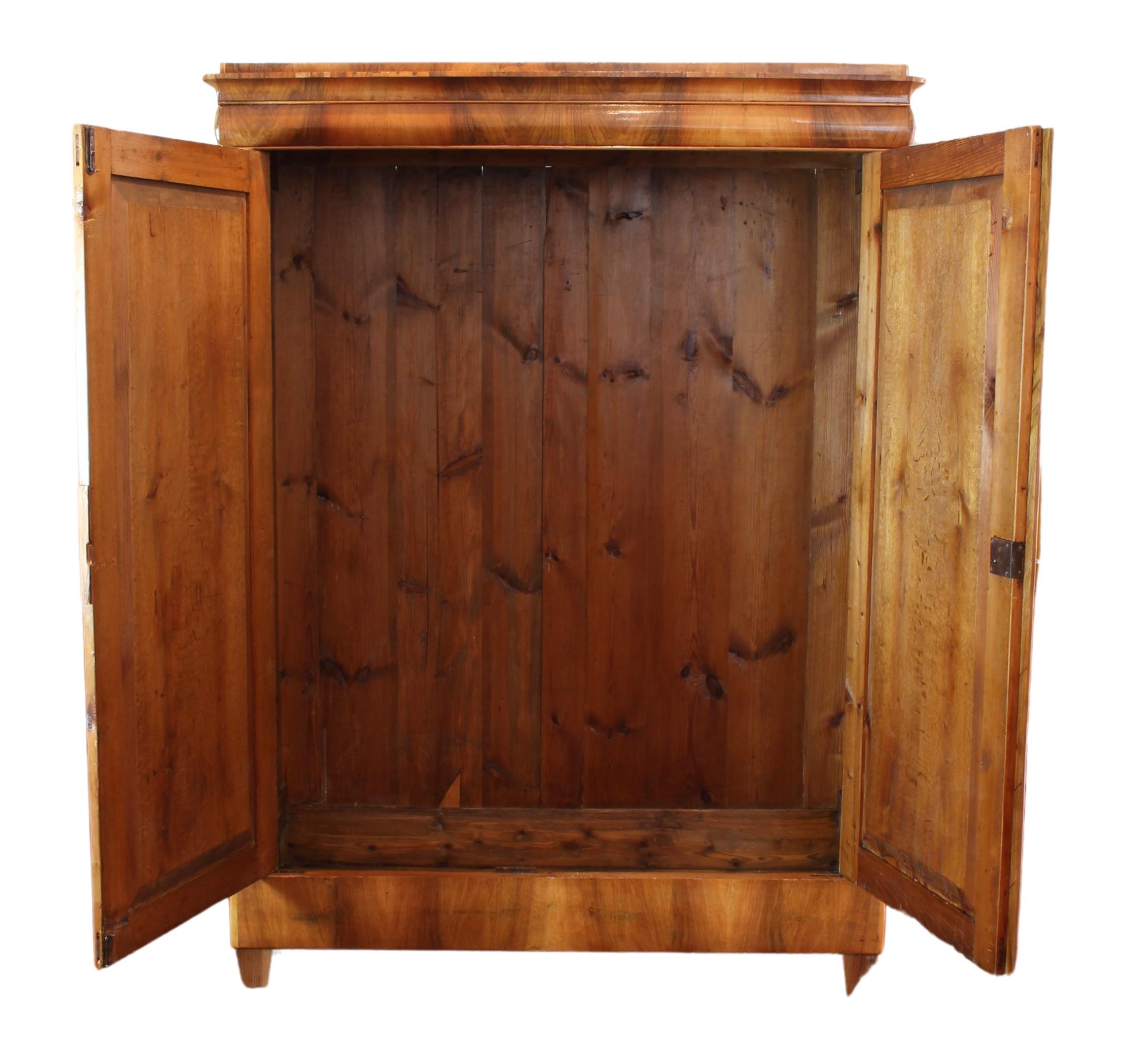 The cabinet dates from the Biedermeier period in the early 19th century. The cabinet has a very beautiful walnut veneer pattern, which was installed on a spruce body. The cabinet can be dismantled. The lock works, the brass key has been replaced.