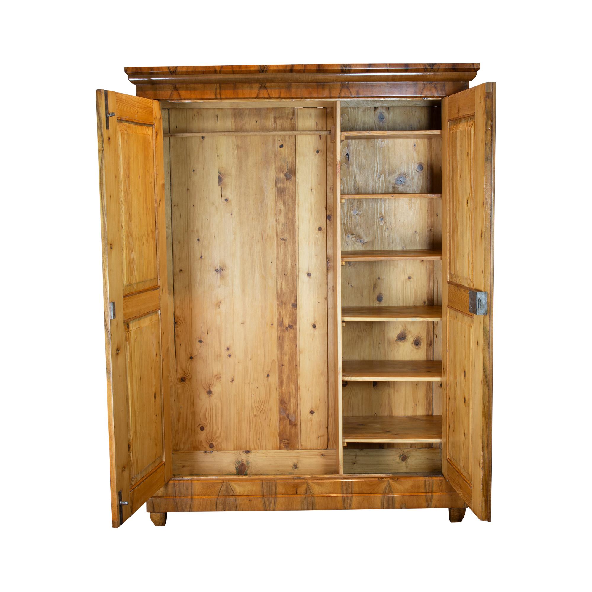 Allemand Armoire en noyer Biedermeier, 19e siècle  en vente