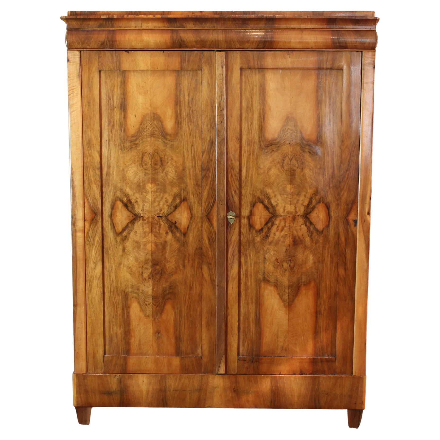 19. Jahrhundert, Biedermeier Nussbaum Kleiderschrank