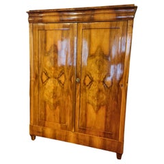 19. Jahrhundert, Biedermeier Nussbaum Kleiderschrank