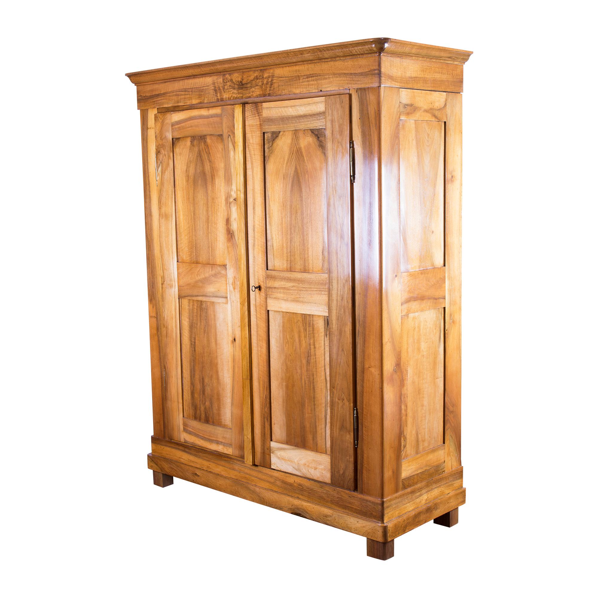 Very nice simple wardrobe from the time of the Biedermeier. Made of solid walnut. The cabinet has very beautiful walnut wood that leaves a great impression. The wardrobe was lovingly restored by us. The backside, bottom and top are made of pinewood
