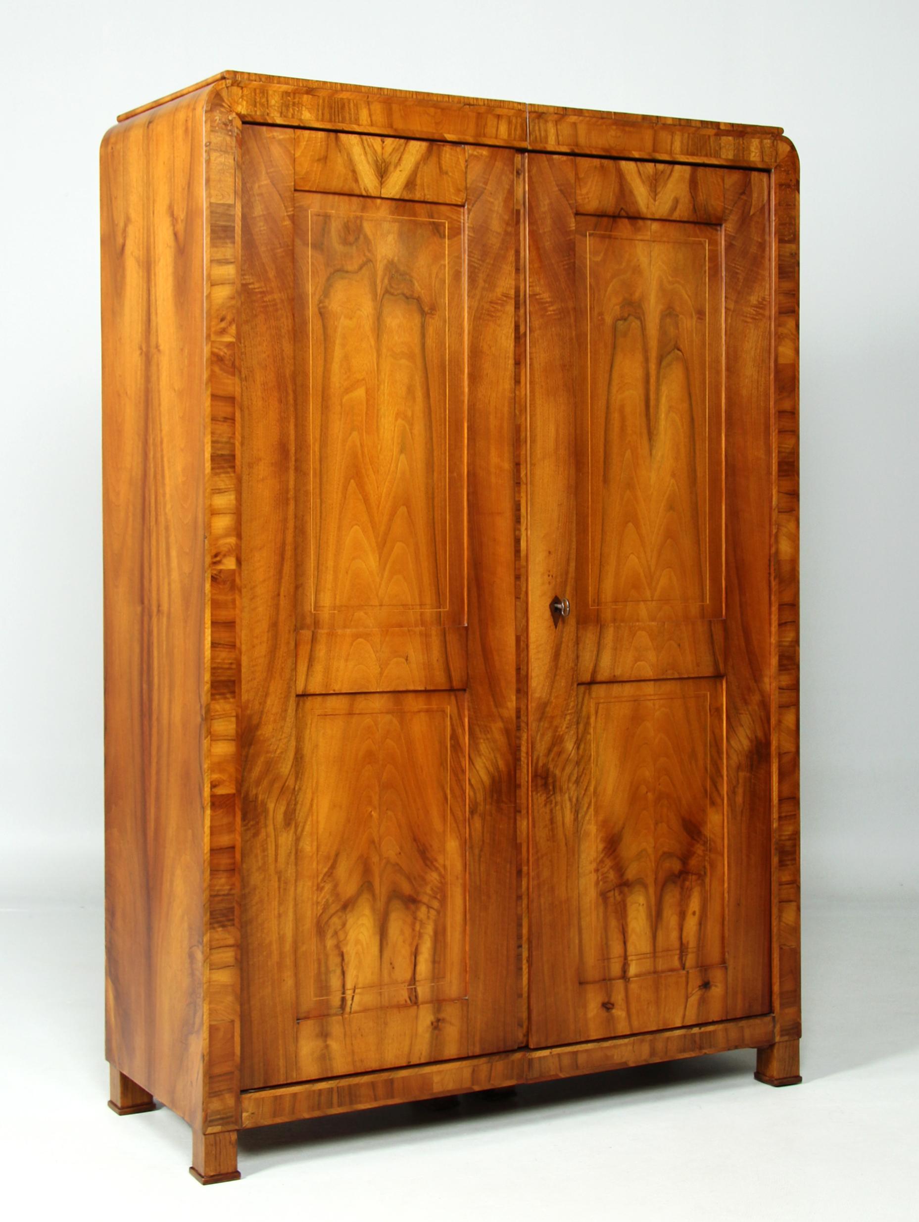 Armadio Biedermeier del 19° secolo

Praga
Noce
Biedermeier circa 1830

Dimensioni: H. H. x L. x P.: 180 x 122 x 50 cm.

Descrizione:
Mobile a due ante che poggia su gambe quadrate con zoccolo. Le porte hanno una struttura a telaio con un pannello