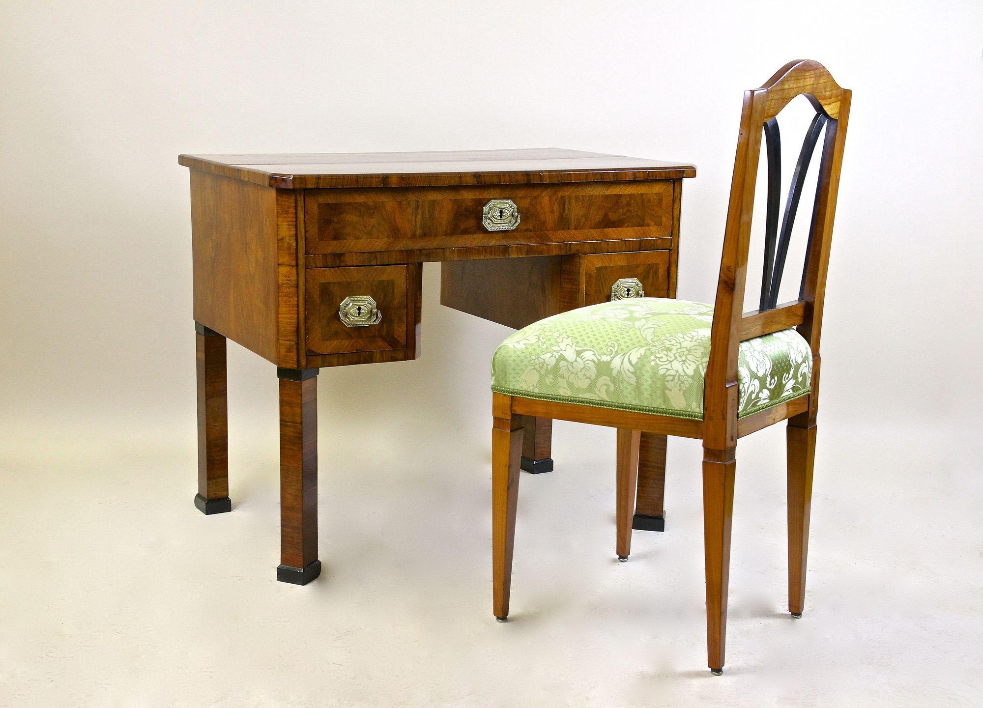 19. Jahrhundert Biedermeier Schreibtisch/ Beistelltisch, Nußbaum, Österreich, um 1830 im Angebot 2