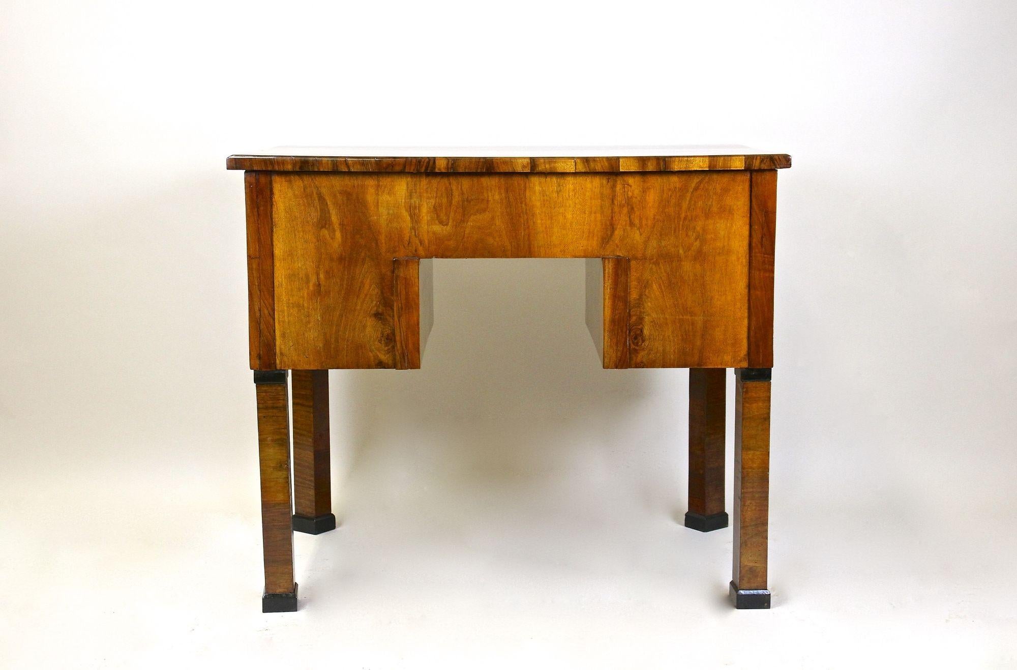 19. Jahrhundert Biedermeier Schreibtisch/ Beistelltisch, Nußbaum, Österreich, um 1830 im Angebot 4
