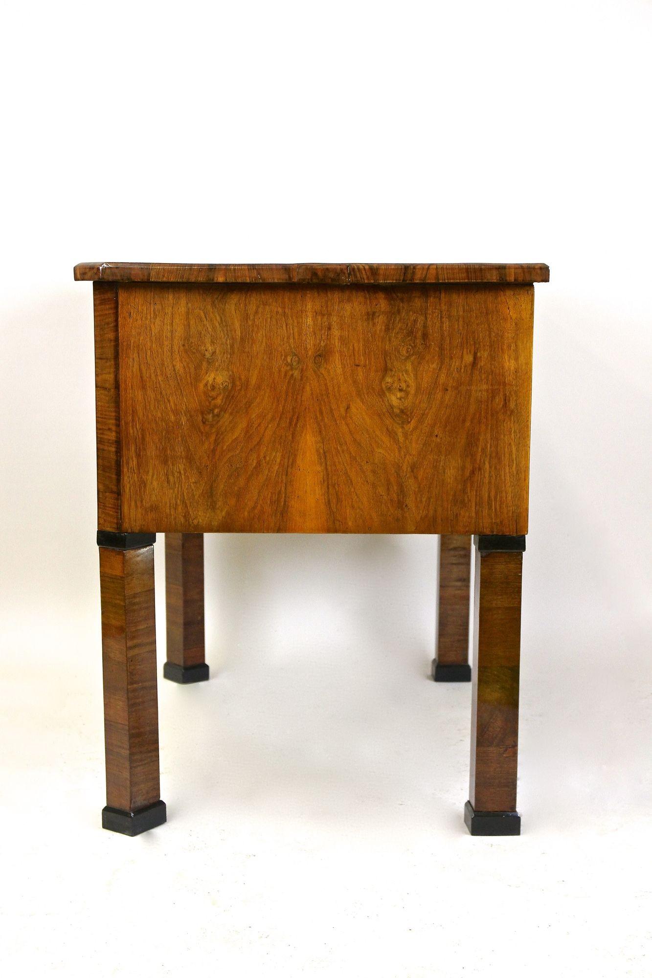 19. Jahrhundert Biedermeier Schreibtisch/ Beistelltisch, Nußbaum, Österreich, um 1830 im Angebot 6
