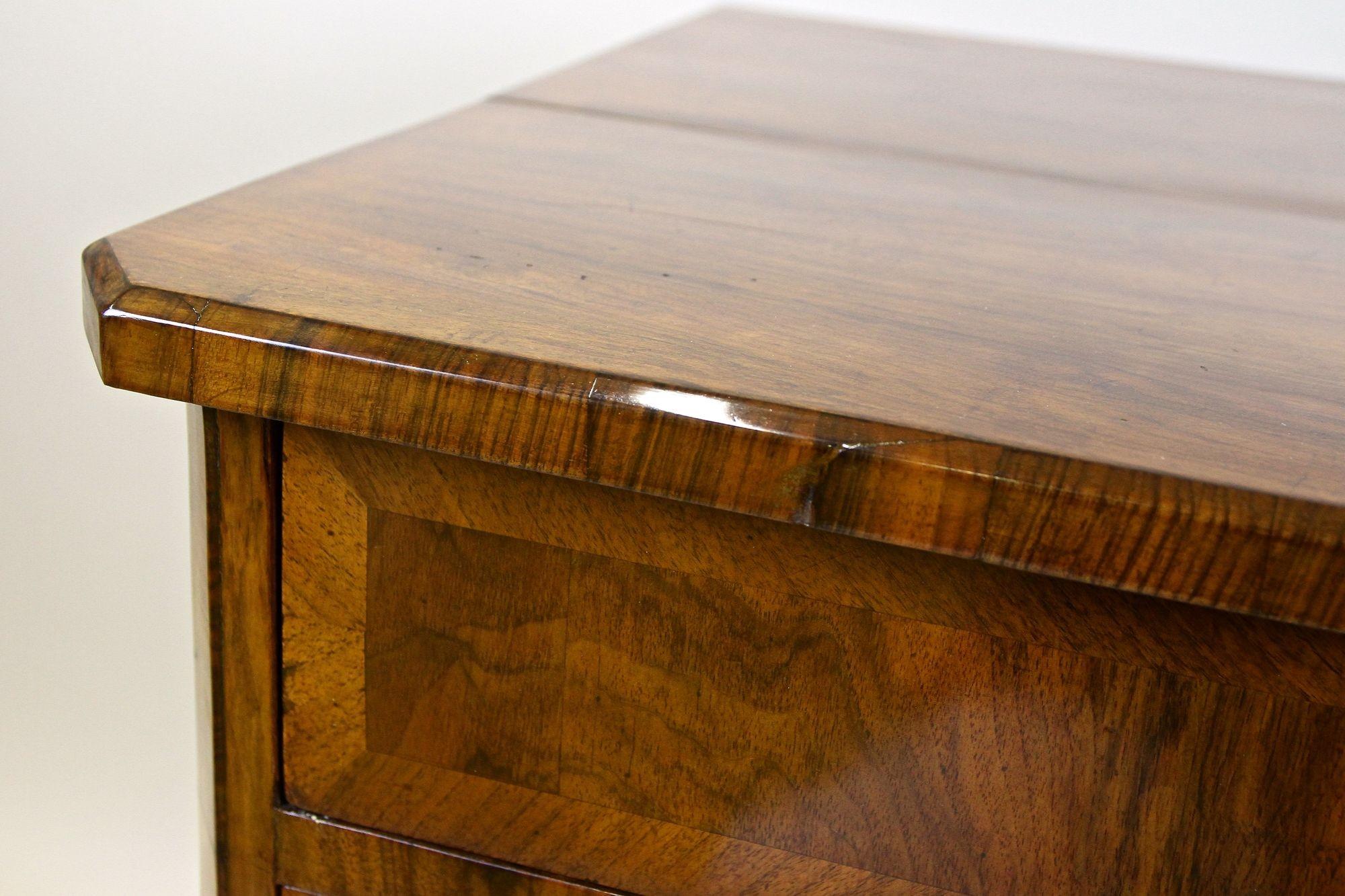 19. Jahrhundert Biedermeier Schreibtisch/ Beistelltisch, Nußbaum, Österreich, um 1830 im Angebot 10