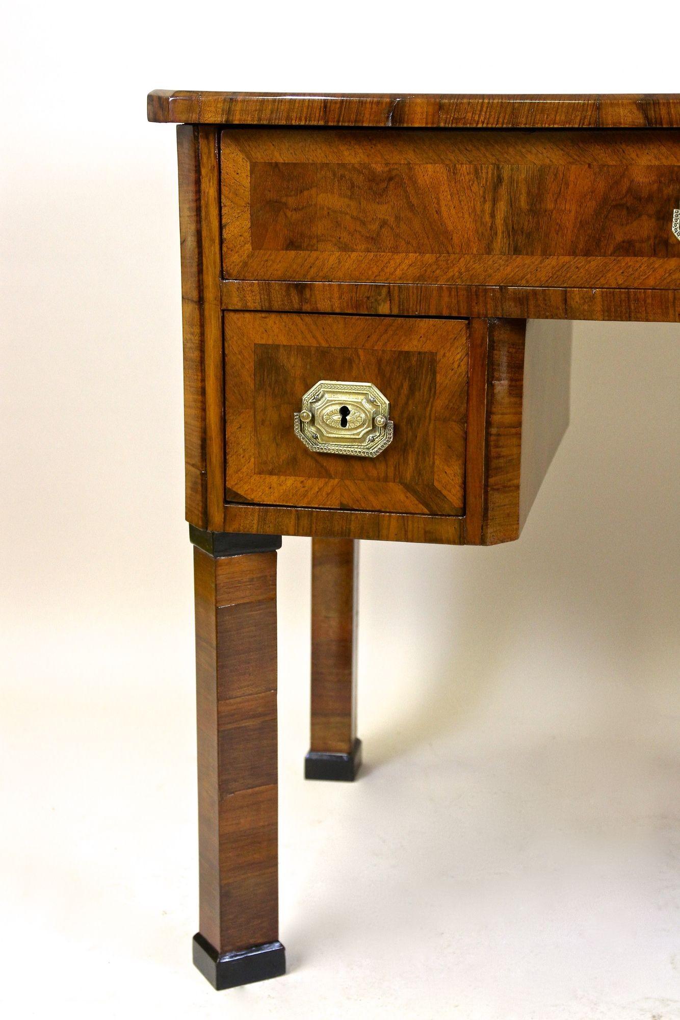 19th Century Biedermeier Writing Desk/ Side Table, Nutwood, Austria, circa 1830 In Good Condition For Sale In Lichtenberg, AT