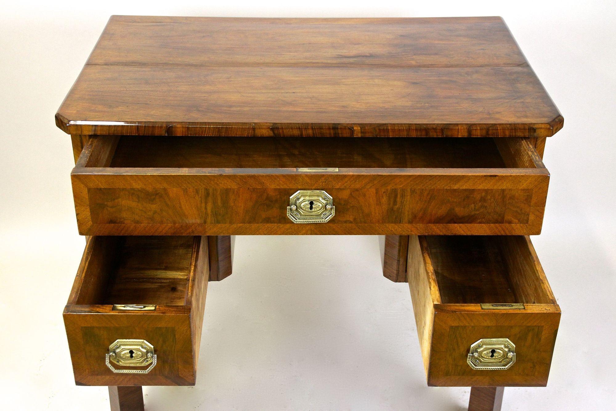 19. Jahrhundert Biedermeier Schreibtisch/ Beistelltisch, Nußbaum, Österreich, um 1830 im Zustand „Gut“ im Angebot in Lichtenberg, AT