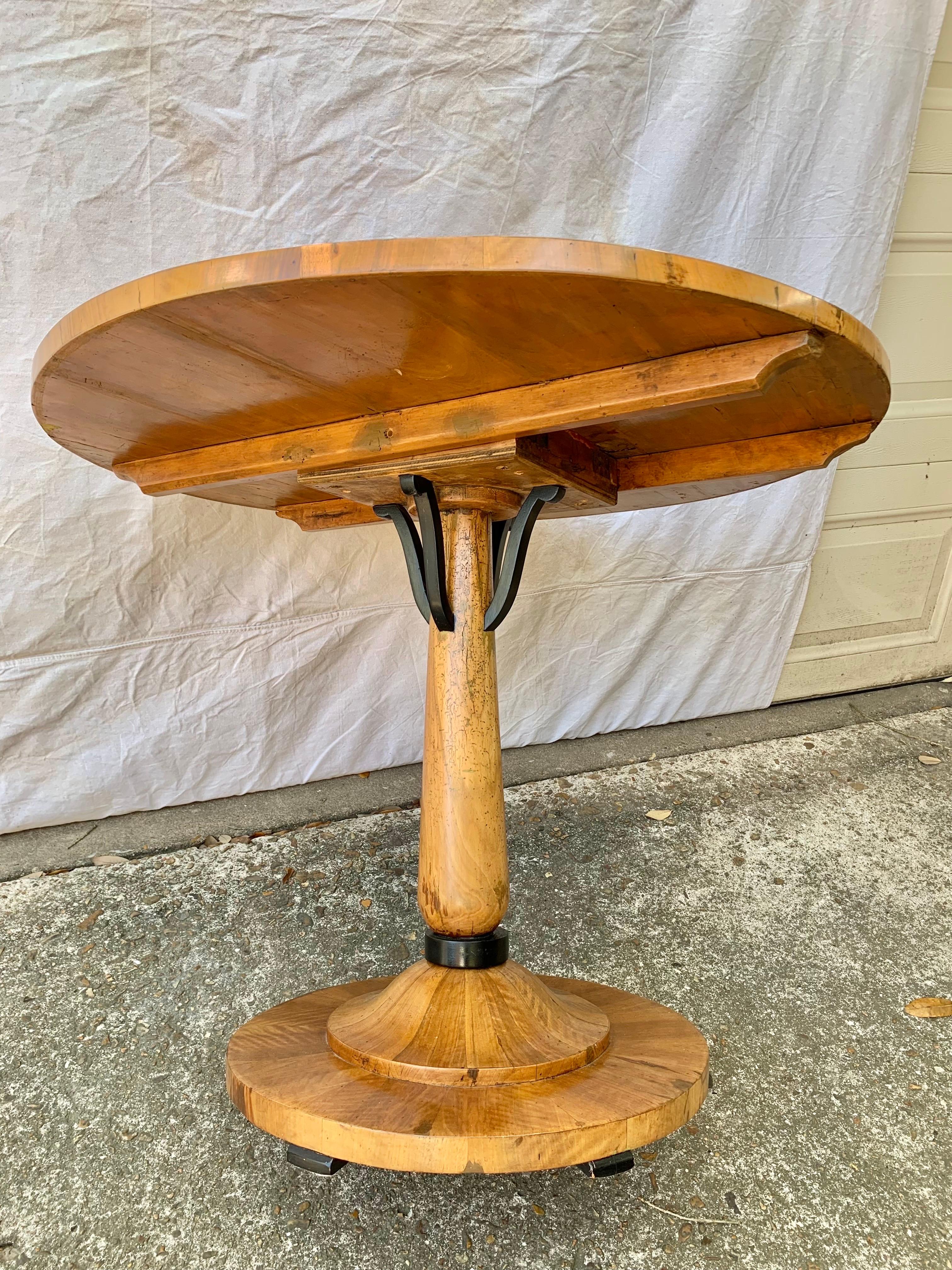 19th Century Biedermeir Walnut and Ebonized Pedestal Table For Sale 4