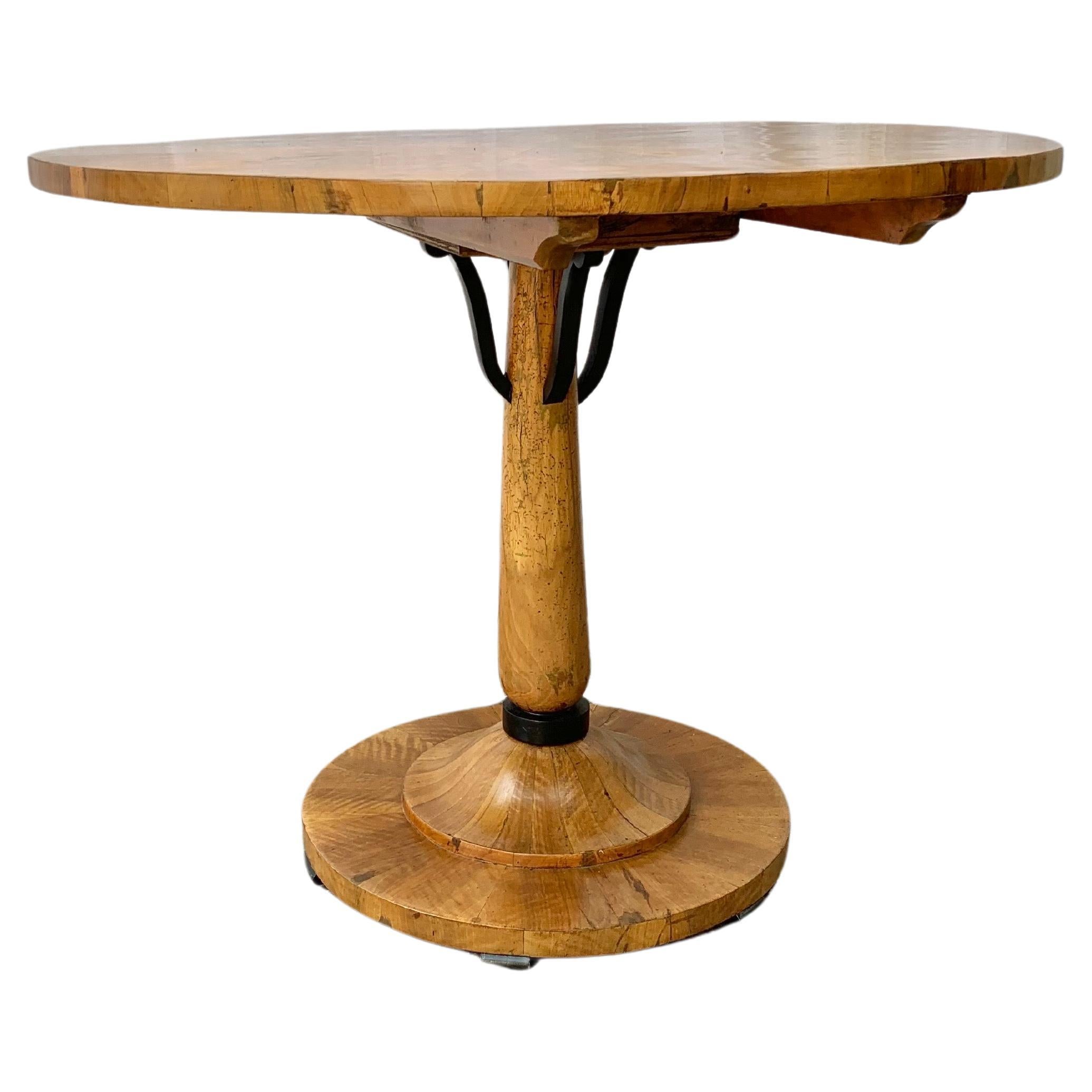 German 19th Century Biedermeir Walnut and Ebonized Pedestal Table For Sale