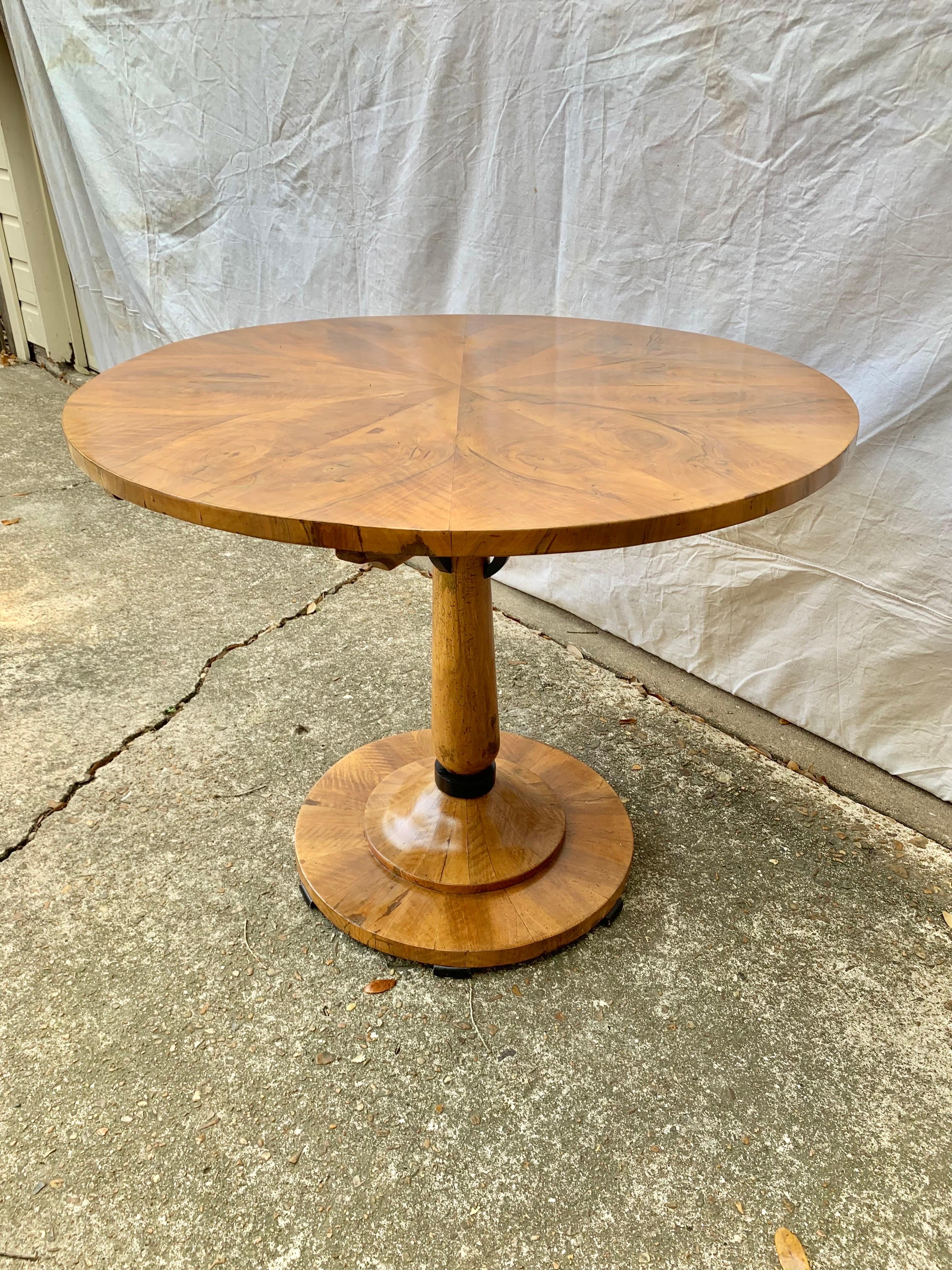Hand-Crafted 19th Century Biedermeir Walnut and Ebonized Pedestal Table For Sale