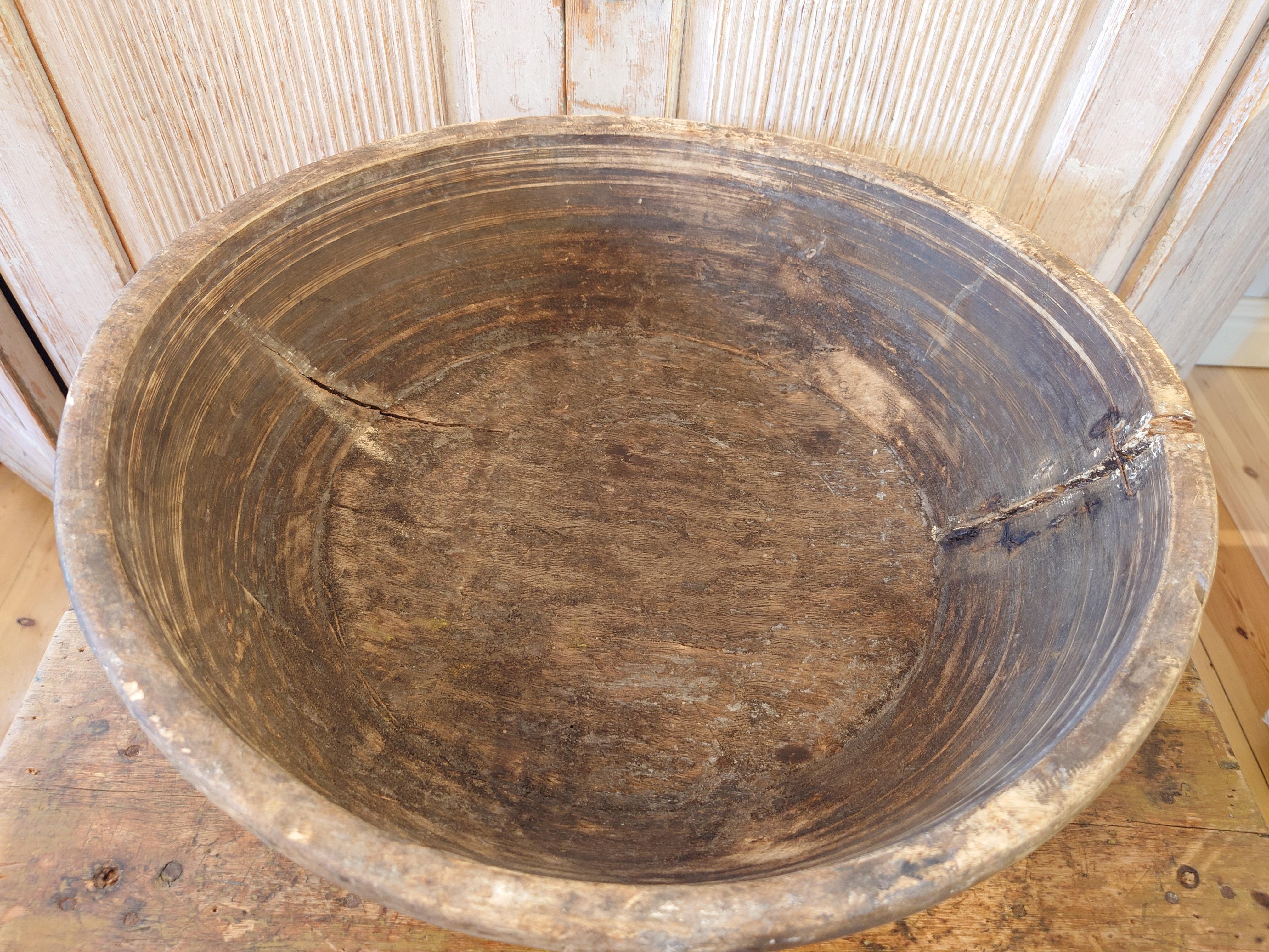 Svedese Grande antico country del 19° secolo  autentica ciotola in legno di arte popolare rustica in vendita