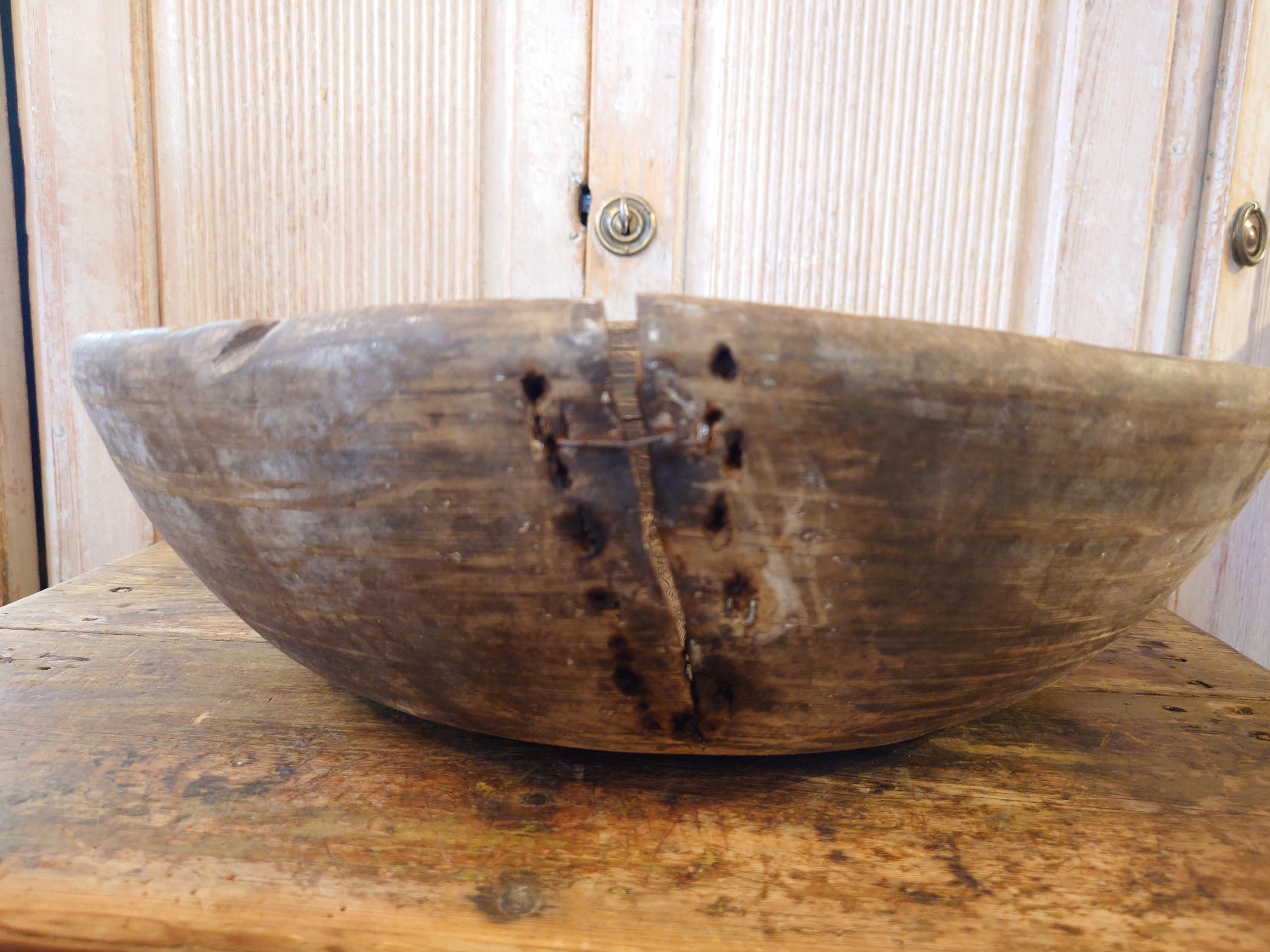 XIX secolo Grande antico country del 19° secolo  autentica ciotola in legno di arte popolare rustica in vendita