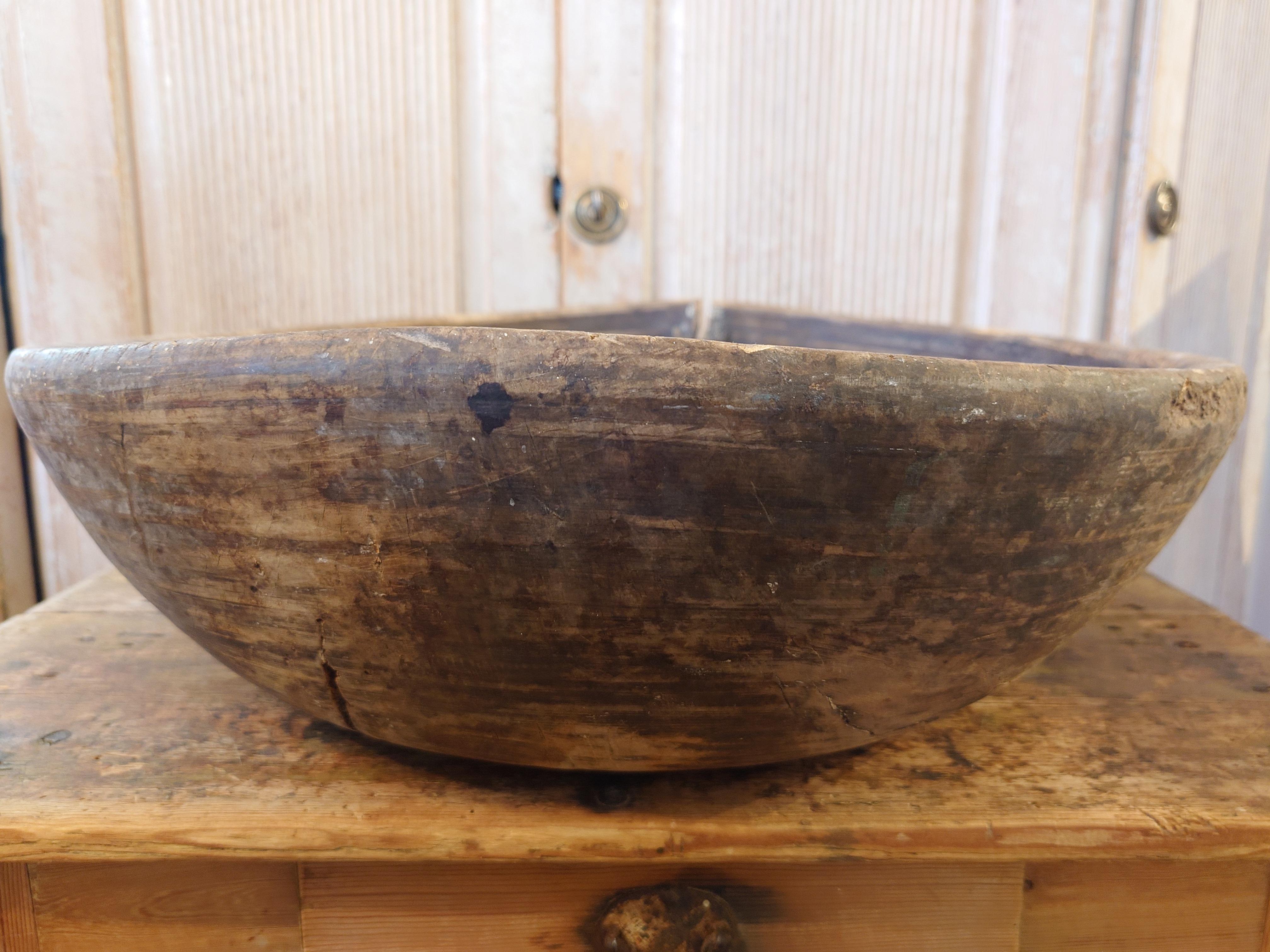 Grande antico country del 19° secolo  autentica ciotola in legno di arte popolare rustica in vendita 1