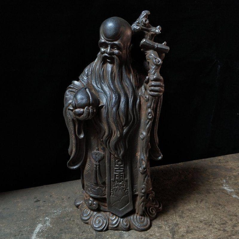This 36cm Vintage Chinese Iron Longevity God Statue is a remarkable piece of Chinese art, depicting the Longevity God in a graceful and powerful stance. Holding a peach symbolizing immortality and a stick representing wisdom, the statue is rich in
